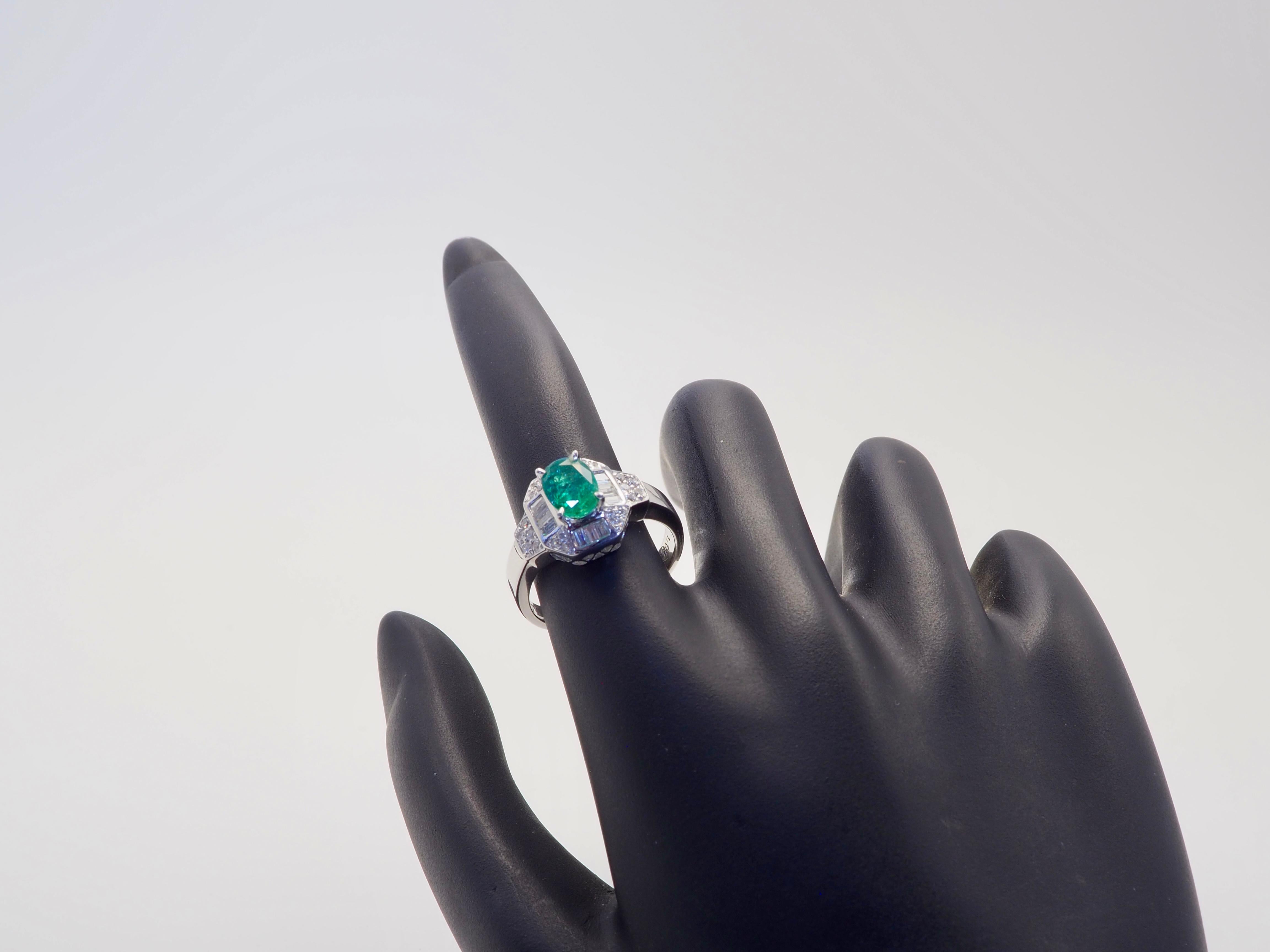 Anillo fino de oro blanco de 18 quilates con esmeralda ovalada de 1,12 ct y diamante de 0,35 ct en venta 5