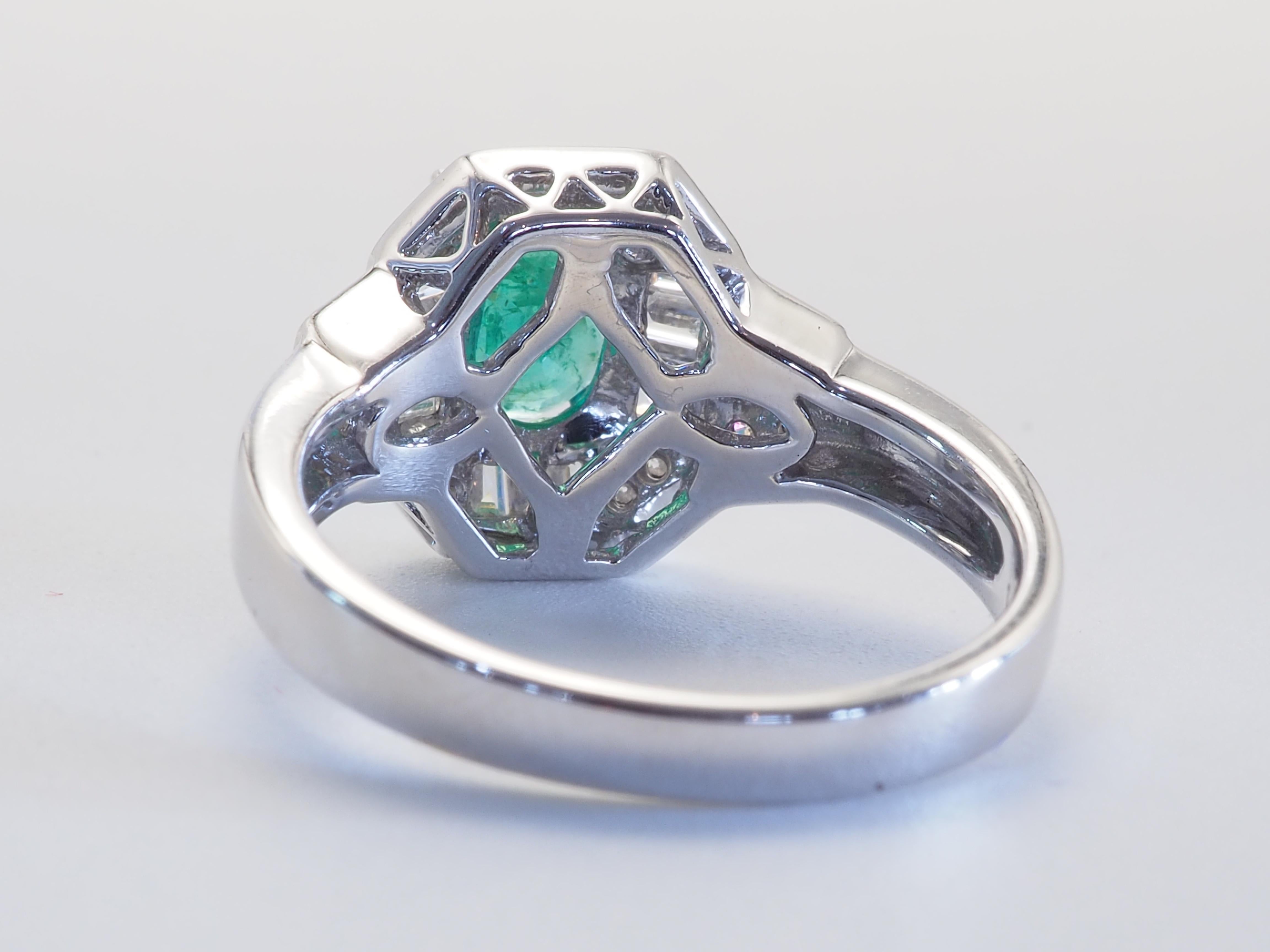 Anillo fino de oro blanco de 18 quilates con esmeralda ovalada de 1,12 ct y diamante de 0,35 ct Corte oval en venta
