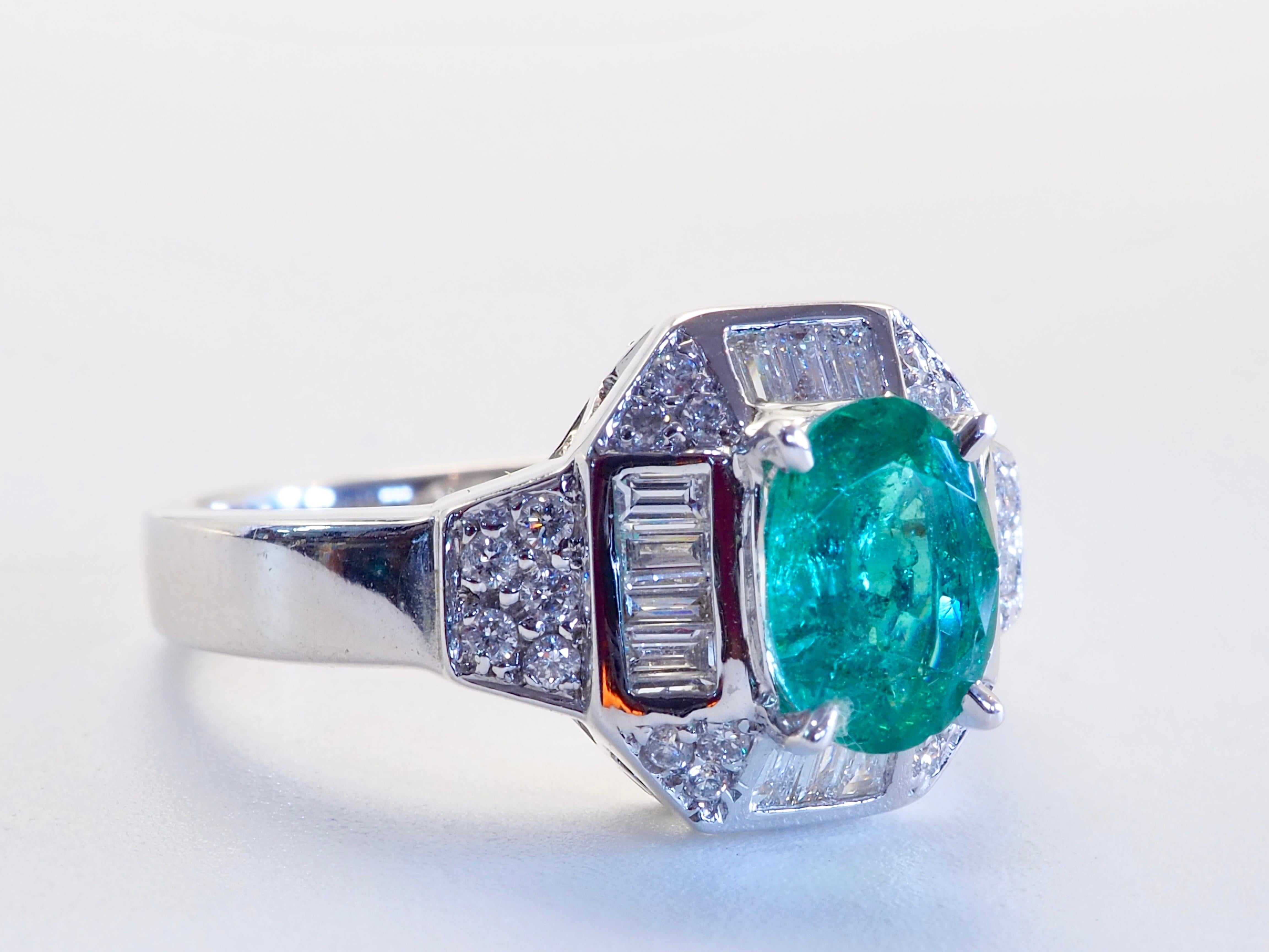 Anillo fino de oro blanco de 18 quilates con esmeralda ovalada de 1,12 ct y diamante de 0,35 ct en Nuevo estado para la venta en เกาะสมุย, TH