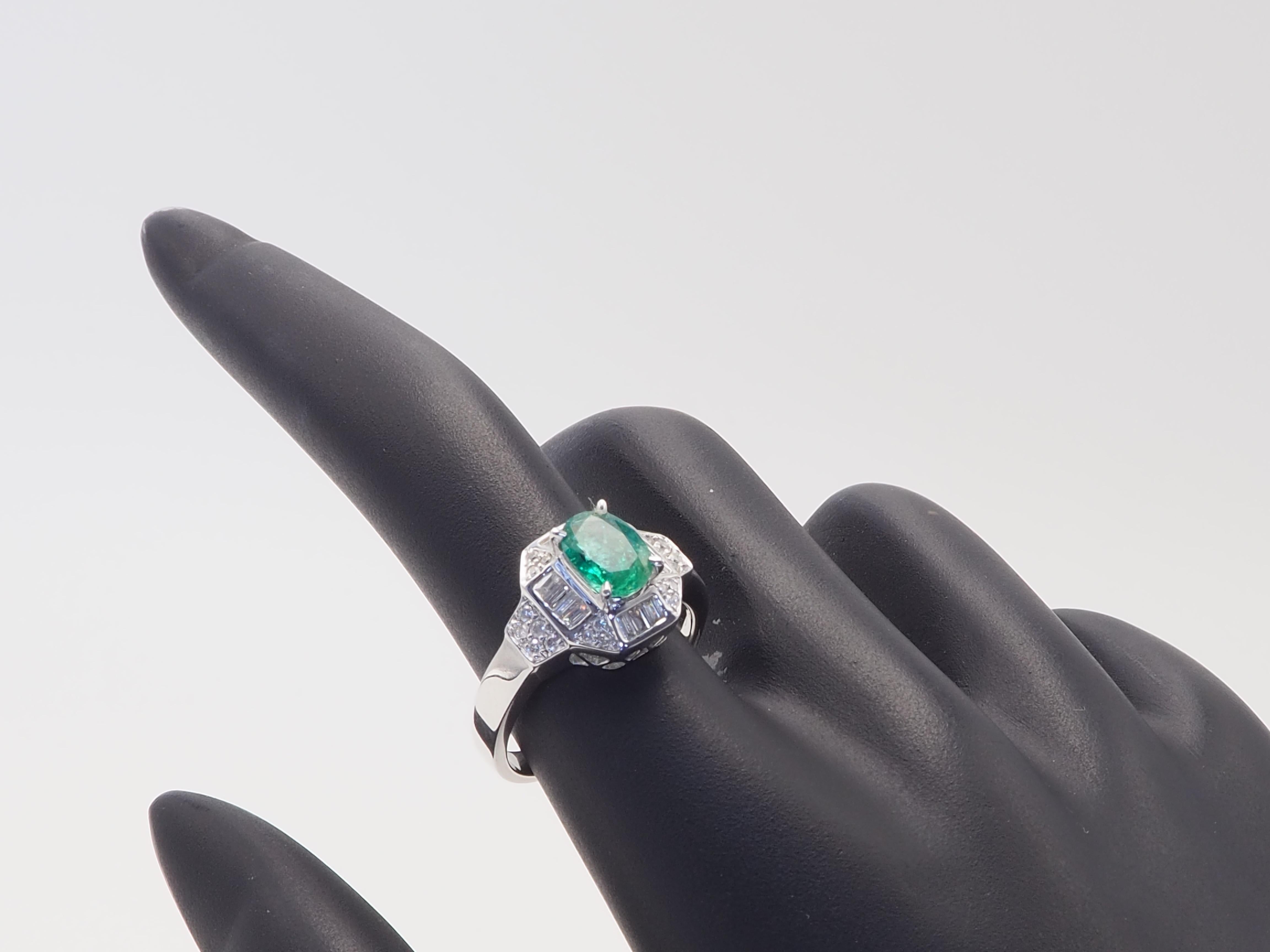 Anillo fino de oro blanco de 18 quilates con esmeralda ovalada de 1,12 ct y diamante de 0,35 ct en venta 1