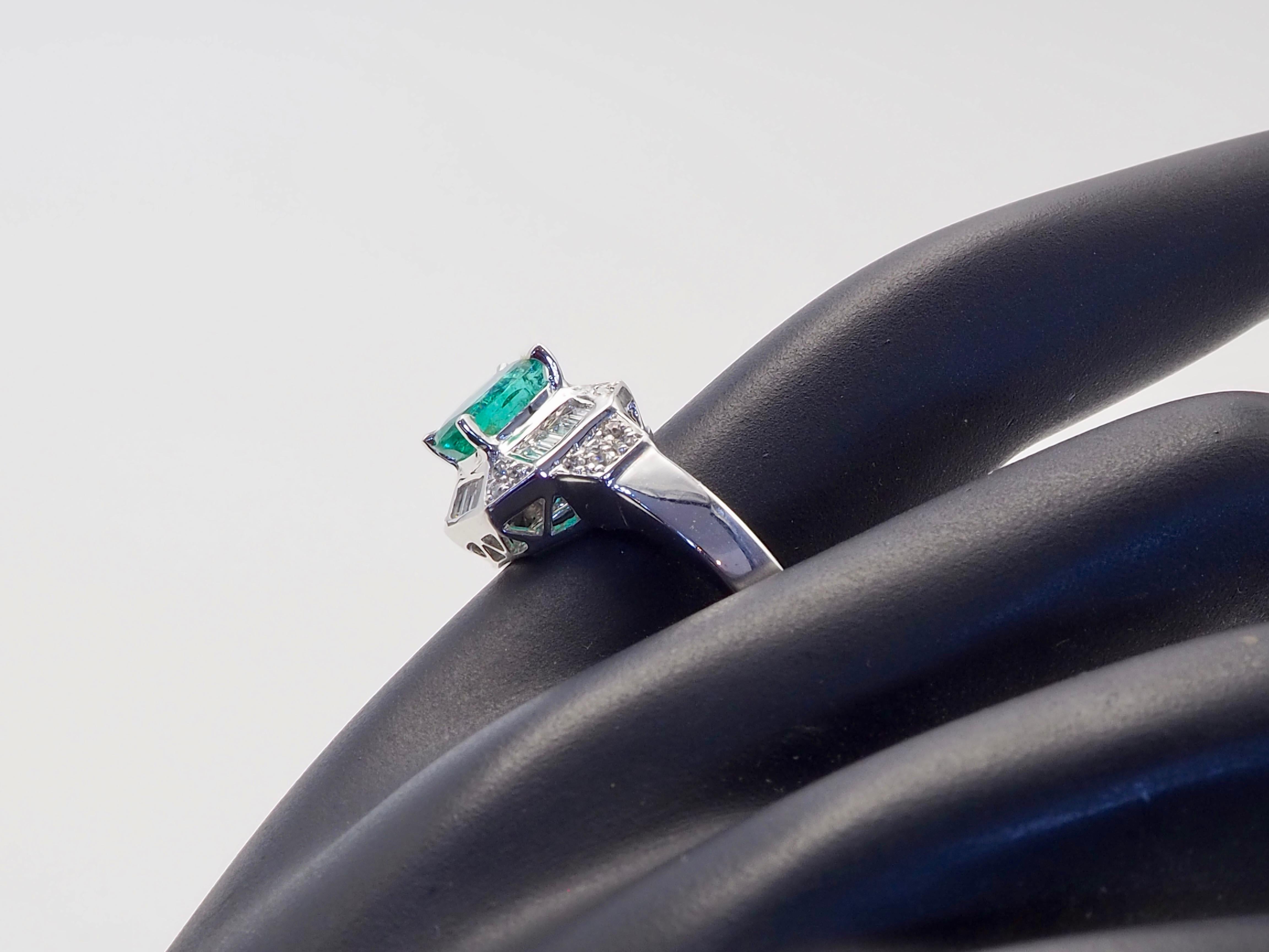 Anillo fino de oro blanco de 18 quilates con esmeralda ovalada de 1,12 ct y diamante de 0,35 ct en venta 2