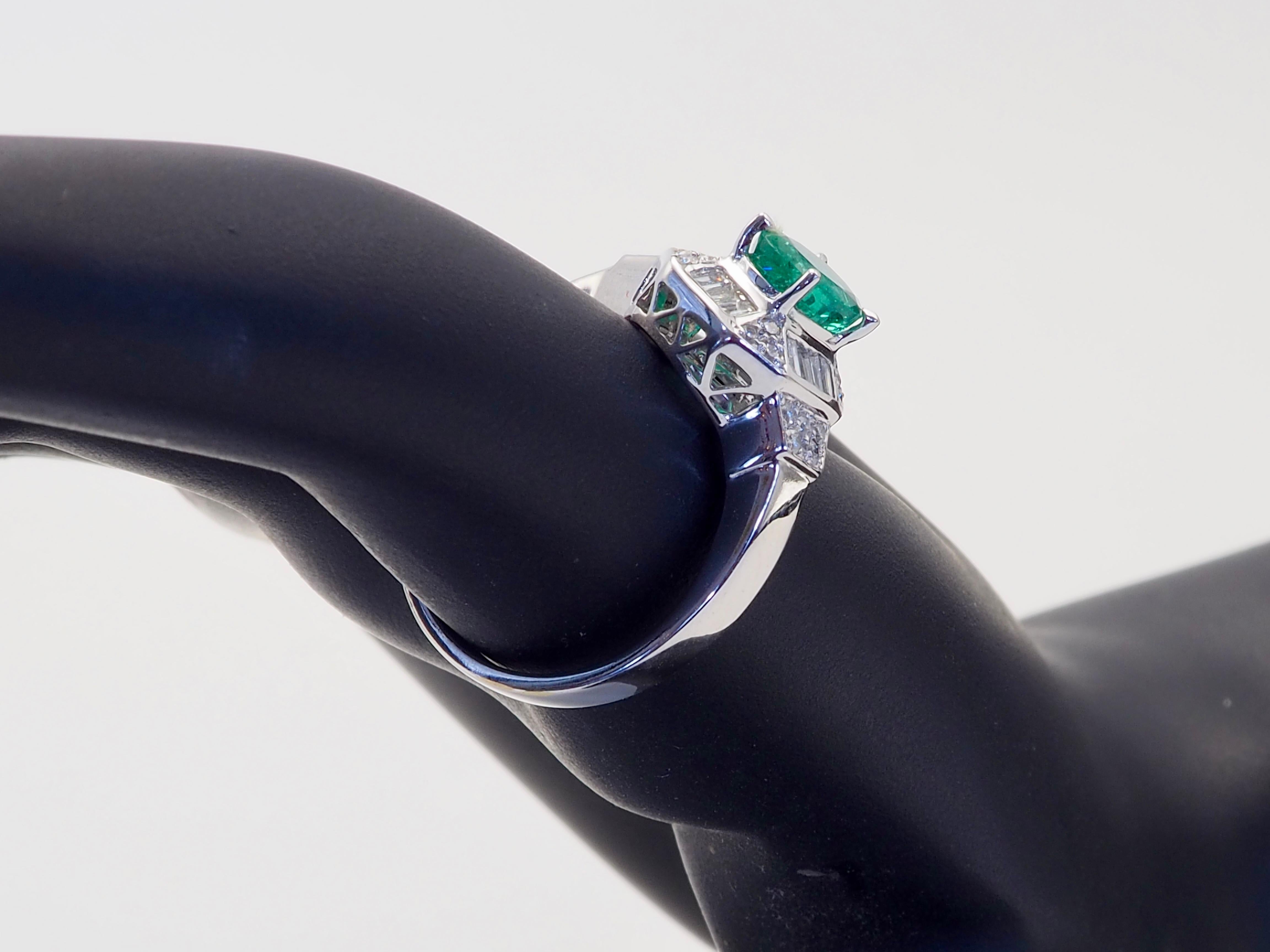Anillo fino de oro blanco de 18 quilates con esmeralda ovalada de 1,12 ct y diamante de 0,35 ct en venta 3