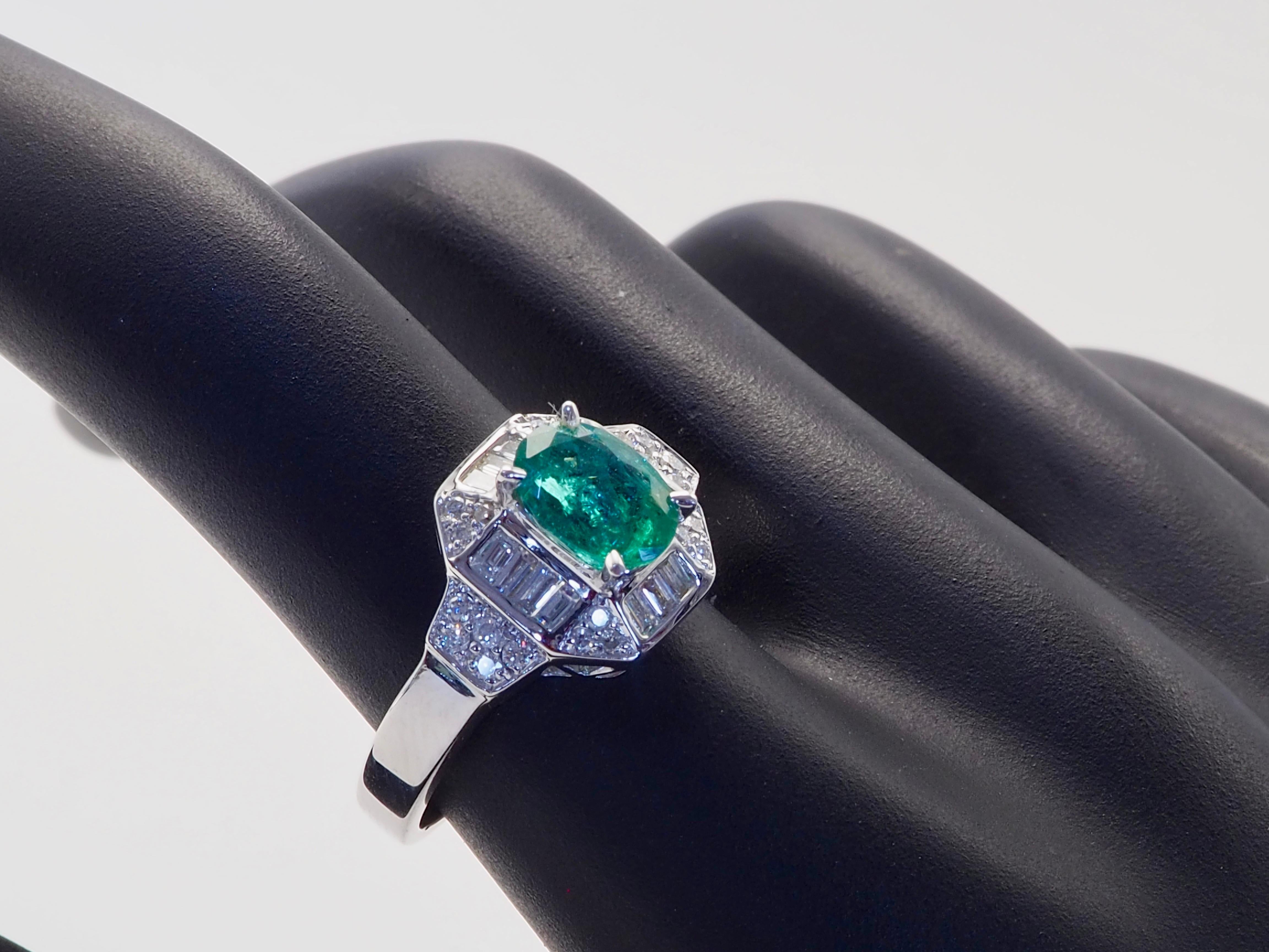 Anillo fino de oro blanco de 18 quilates con esmeralda ovalada de 1,12 ct y diamante de 0,35 ct en venta 4