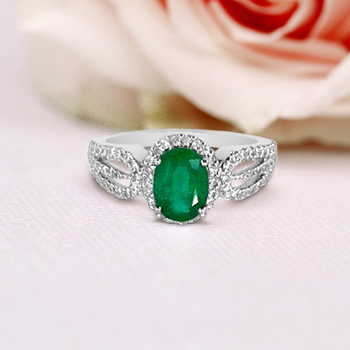 18K White Gold 1.12cts Emerald and Diamond Ring, Style# TS1023R In New Condition In New York, NY