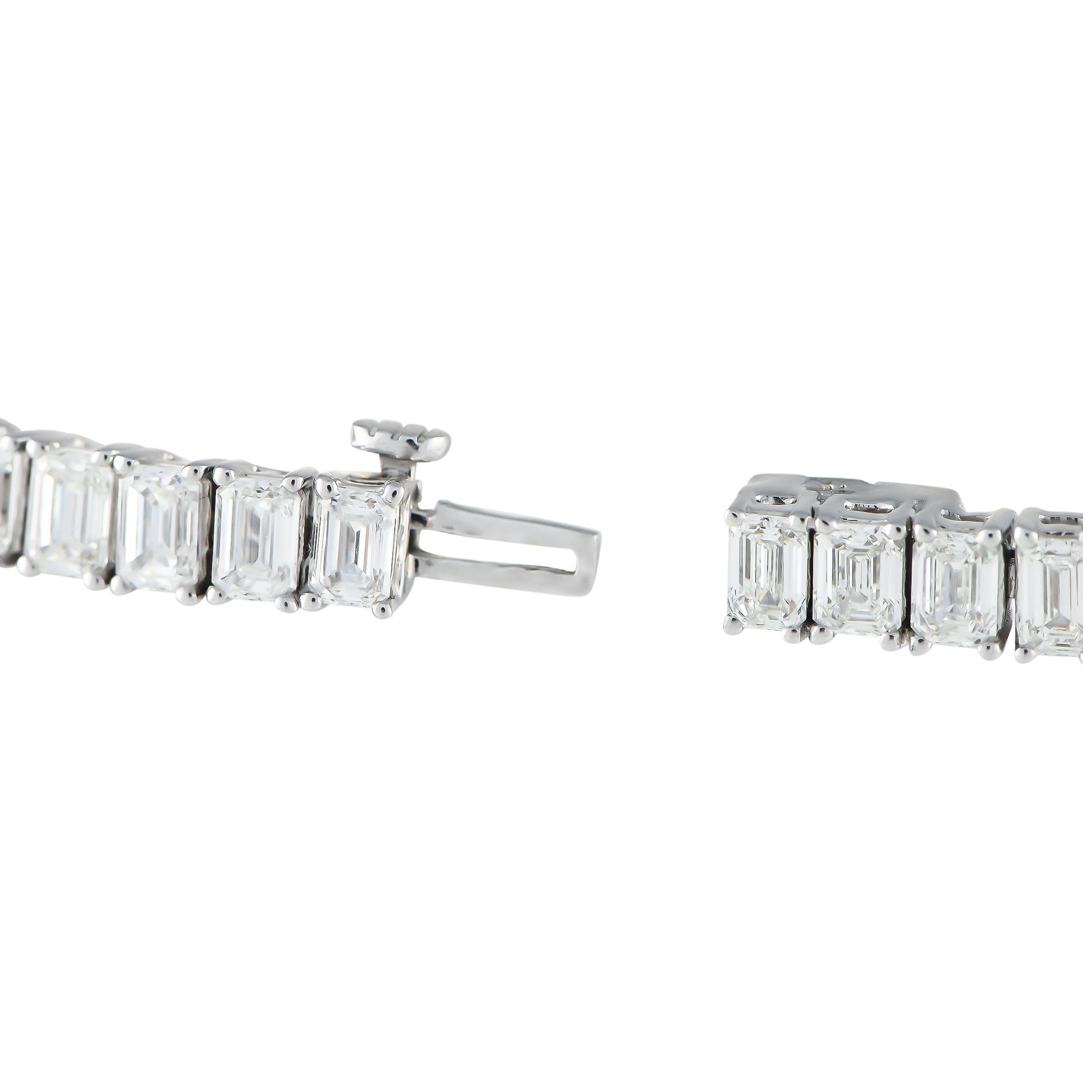 Tennisarmband aus 18 Karat Weißgold mit 11.30 Karat Diamanten im Smaragdschliff im Zustand „Neu“ im Angebot in Southampton, PA