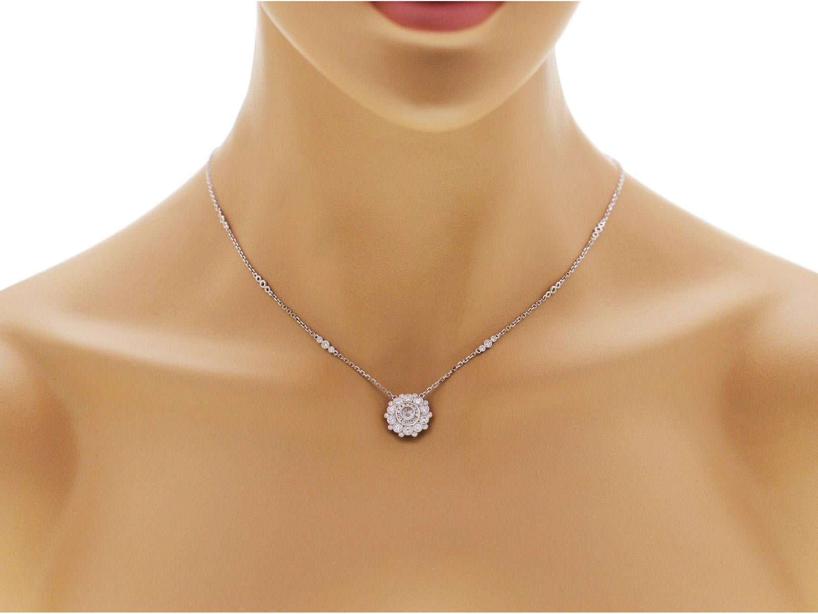Collier à fleurs en or blanc 18 carats et diamants de 1,14 carat Excellent état - En vente à Los Angeles, CA