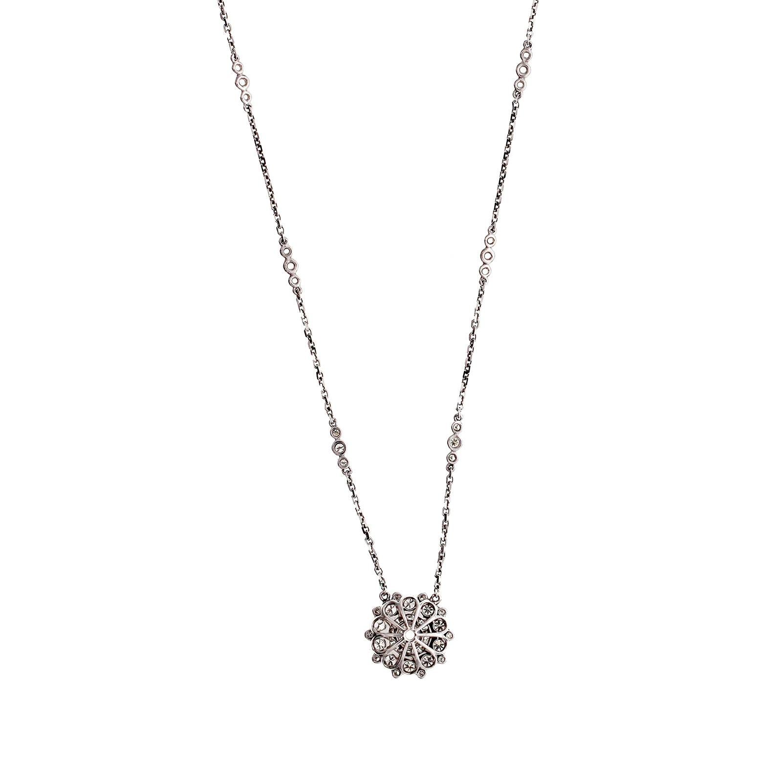 18 Karat White Gold 1.14 Carat Diamonds Flower Necklace For Sale 1