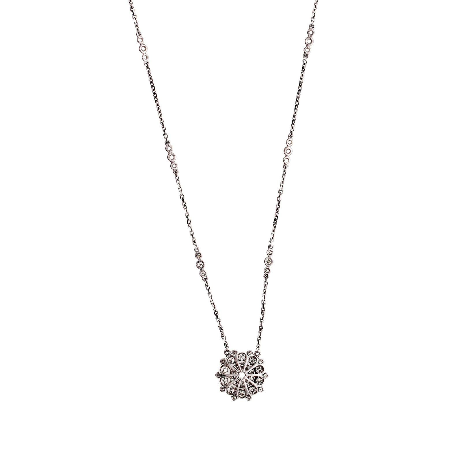 Collier à fleurs en or blanc 18 carats et diamants de 1,14 carat en vente 1