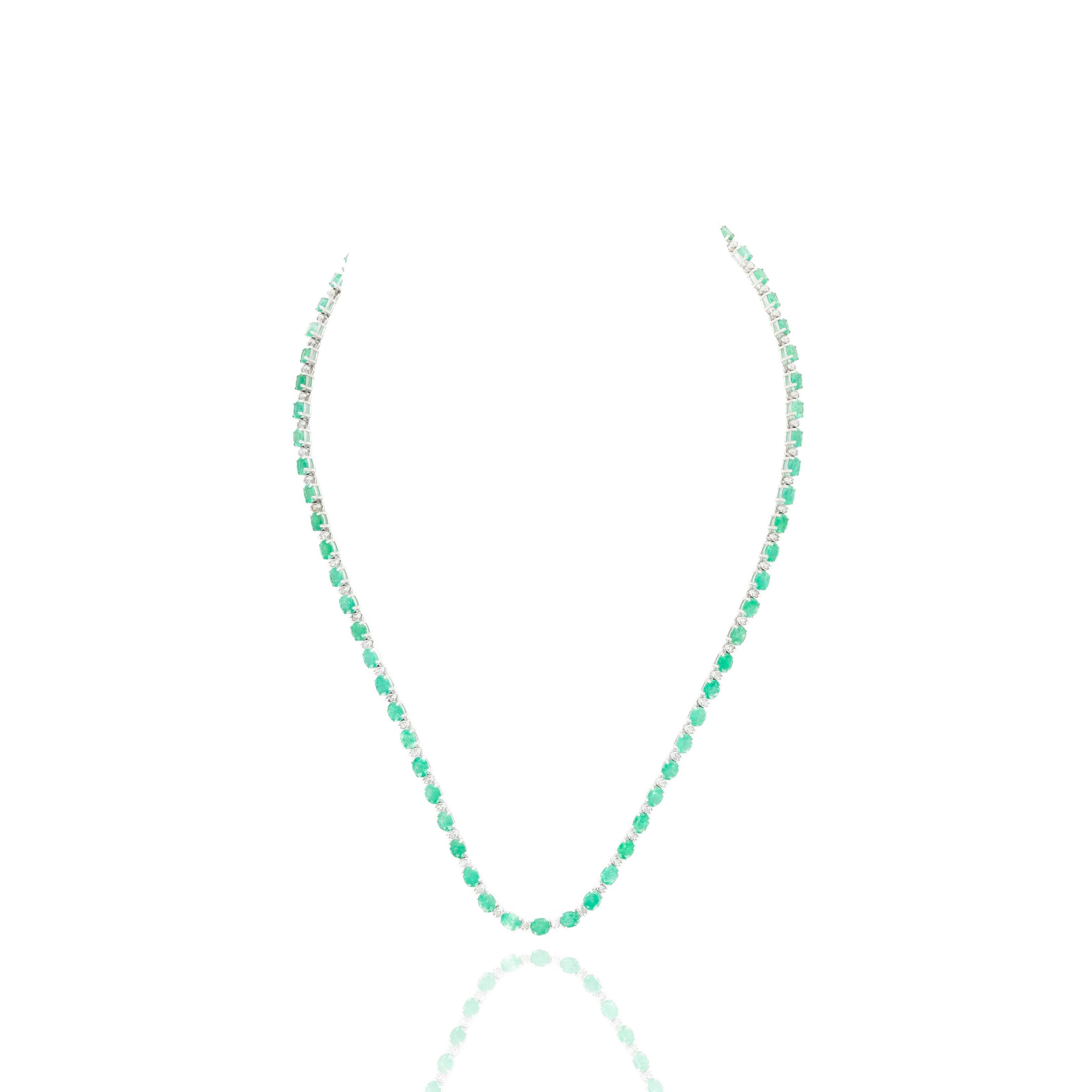 Collier station en or blanc 18 carats avec 11,56 émeraudes et diamants Neuf - En vente à Cape May, NJ