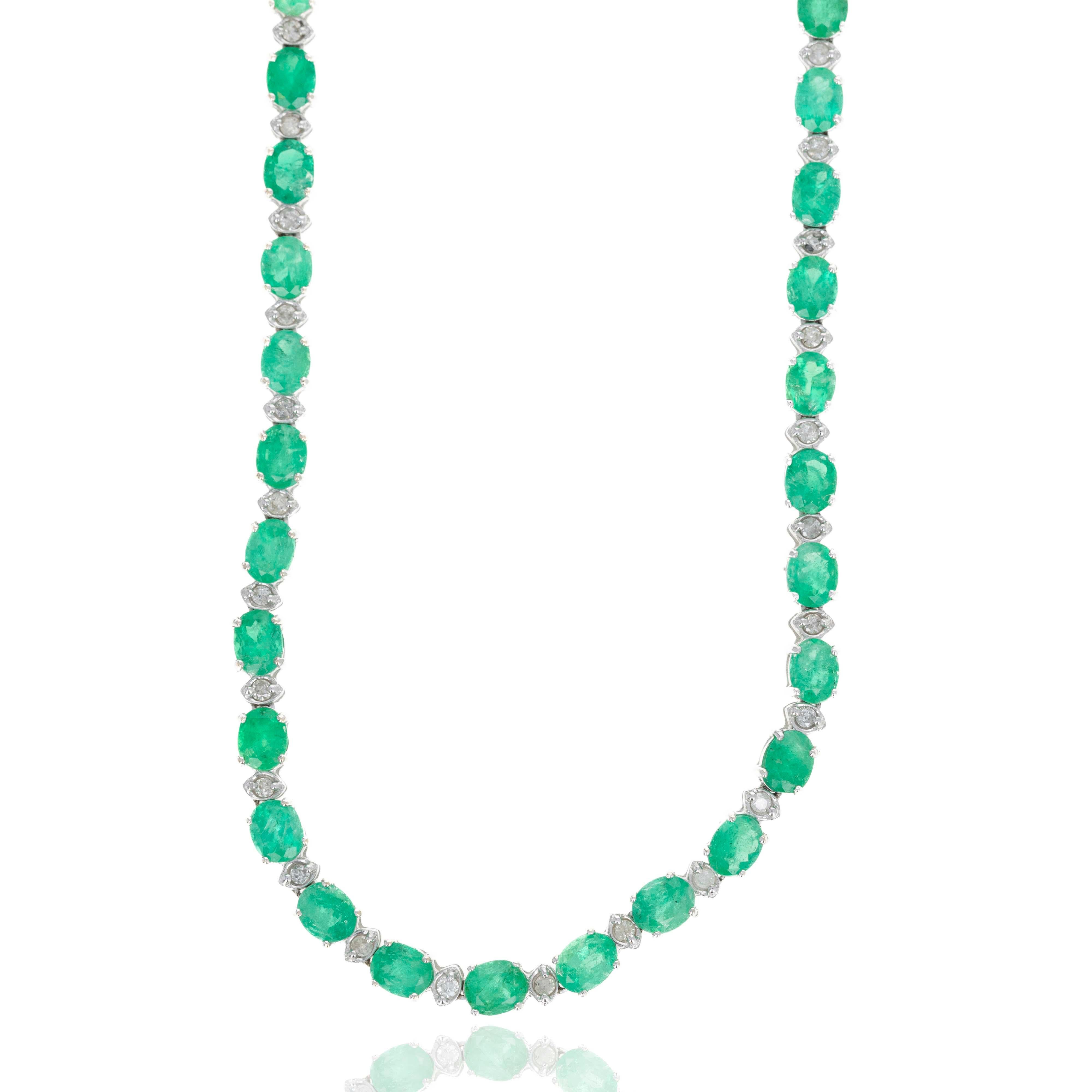 Collier station en or blanc 18 carats avec 11,56 émeraudes et diamants en vente 1