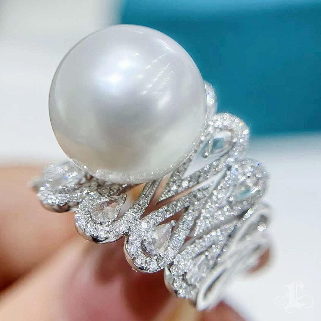 【Crown Radiance】Lightning Grace Aurora South Sea Pearl & Diamond Statement Ring en Nuevo estado para la venta en New York, NY