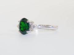 Anillo de oro blanco de 18 quilates con tsavorita ovalada verde intenso de 1,15 ct y diamante de 0,06 ct