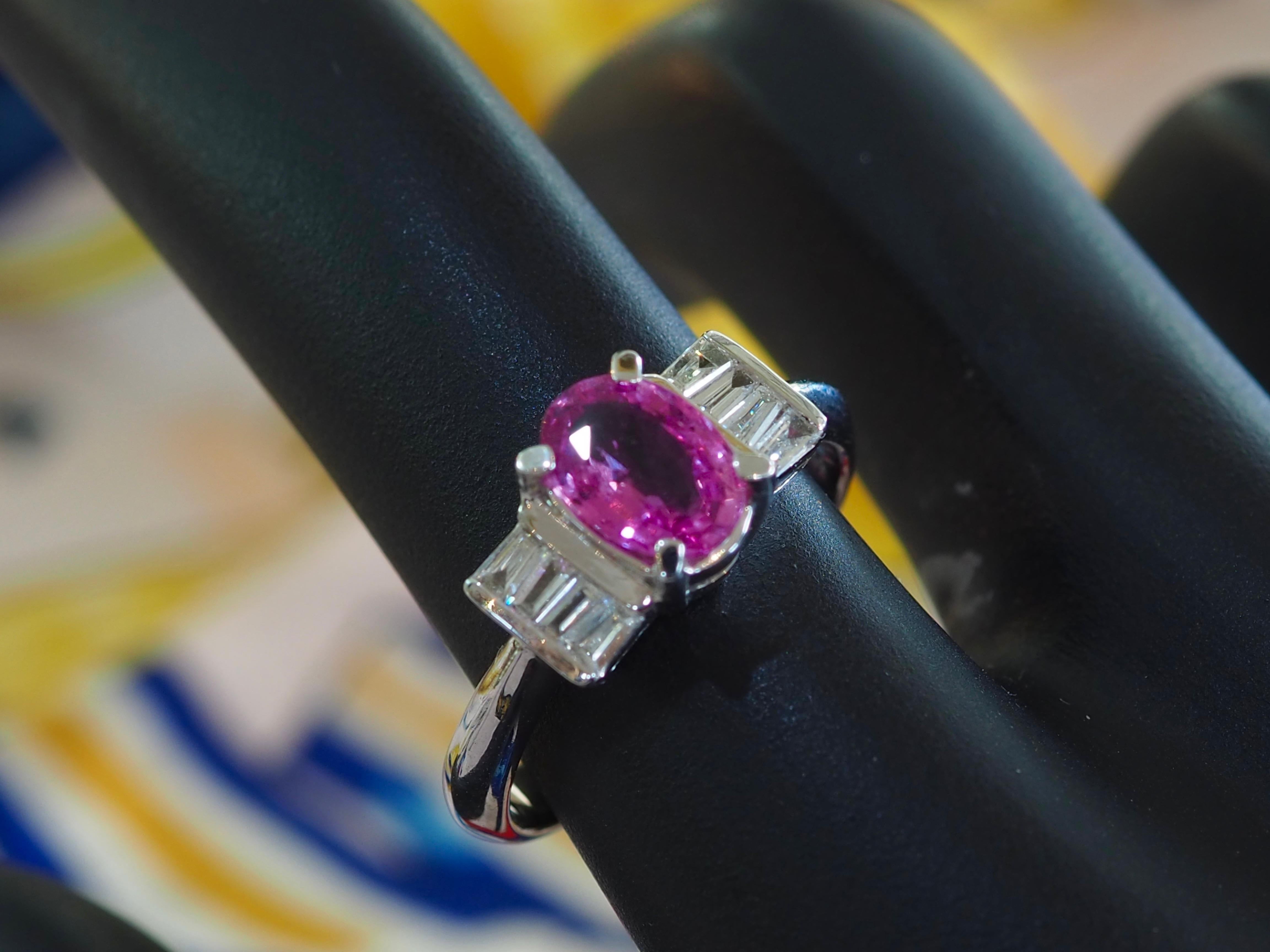 Bague fine en or blanc 18 carats 1,15 saphir rose ovale et 0,30 diamant en vente 5