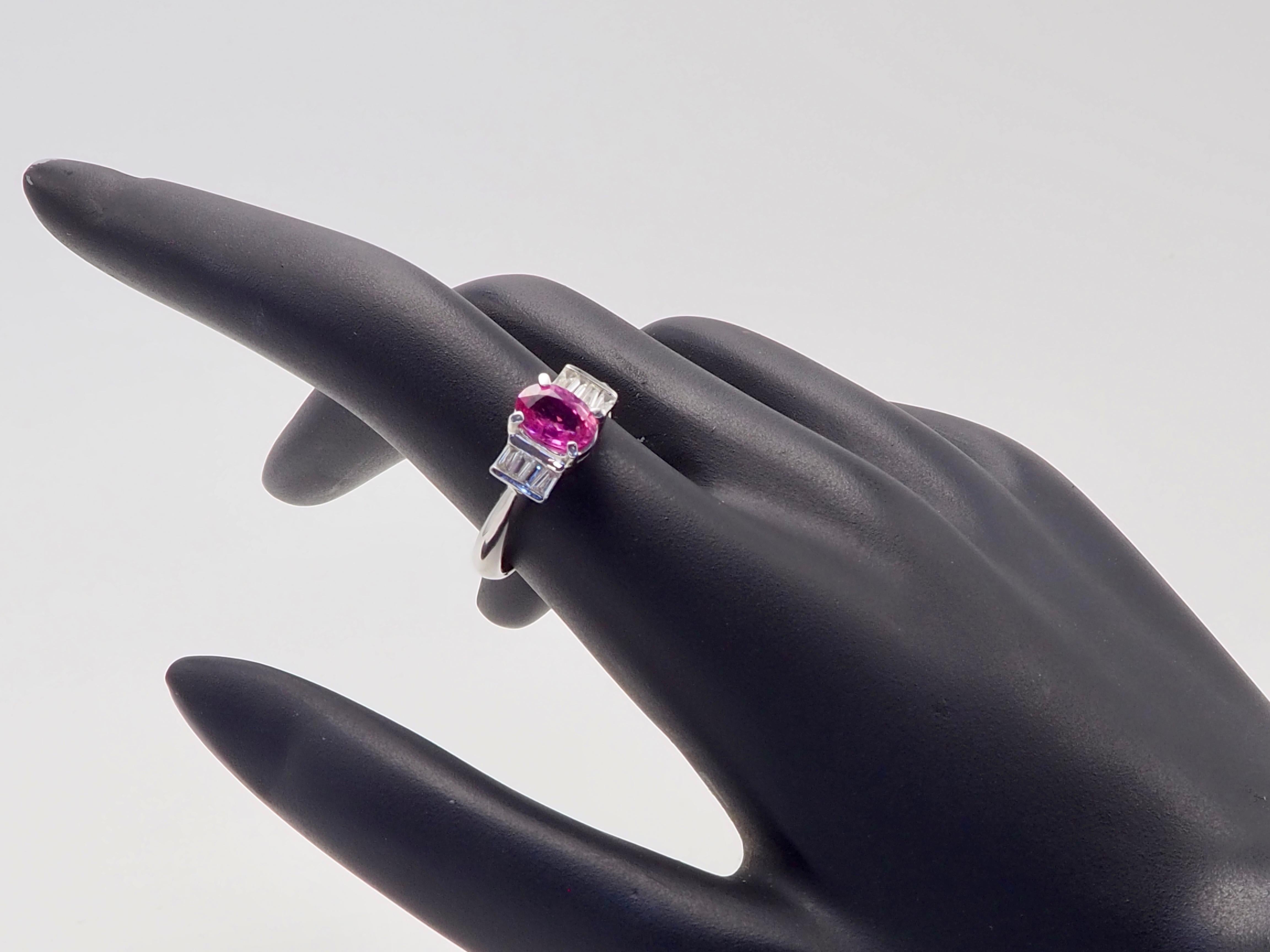 Bague fine en or blanc 18 carats 1,15 saphir rose ovale et 0,30 diamant Pour femmes en vente