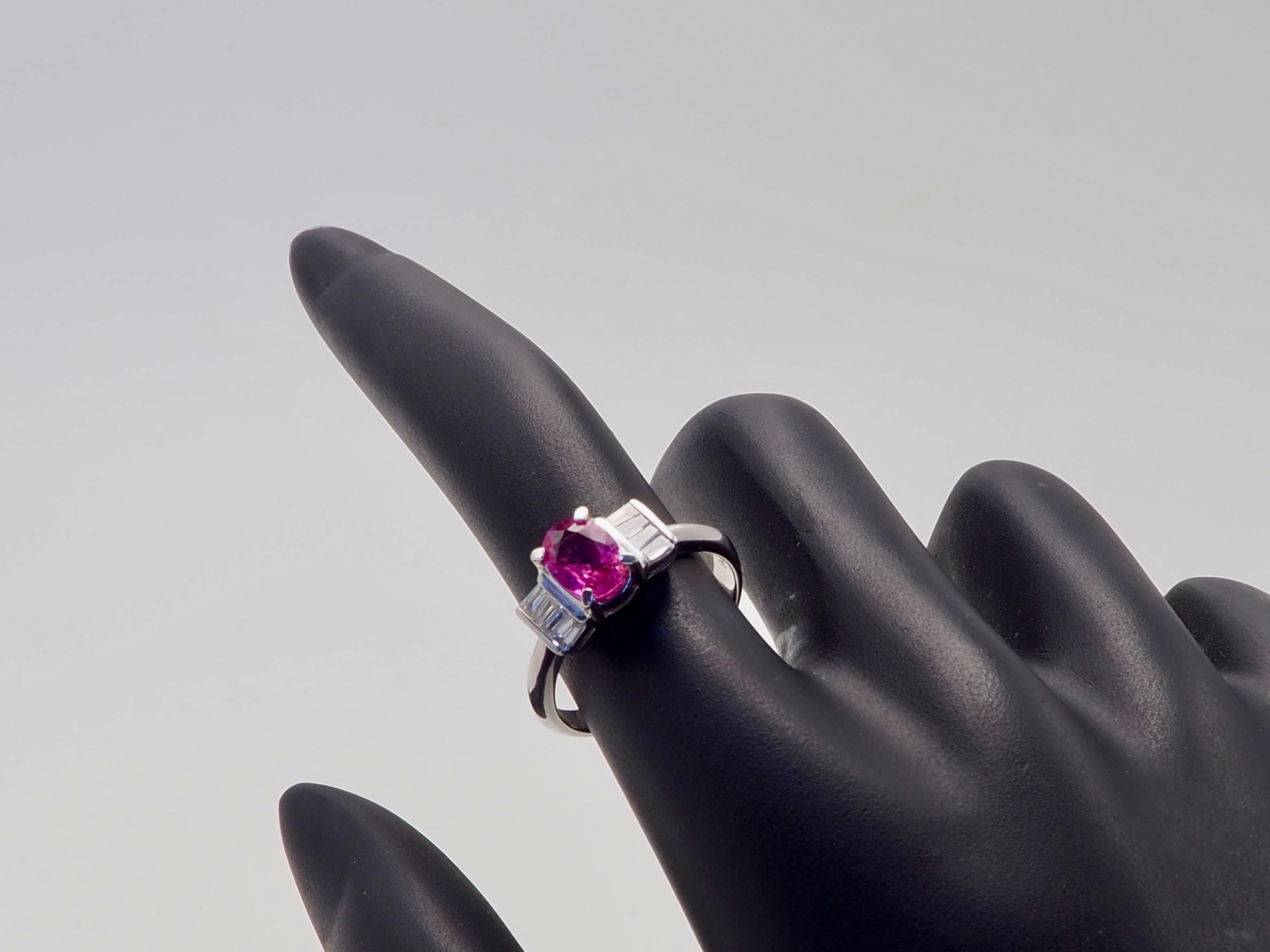 Bague fine en or blanc 18 carats 1,15 saphir rose ovale et 0,30 diamant en vente 1