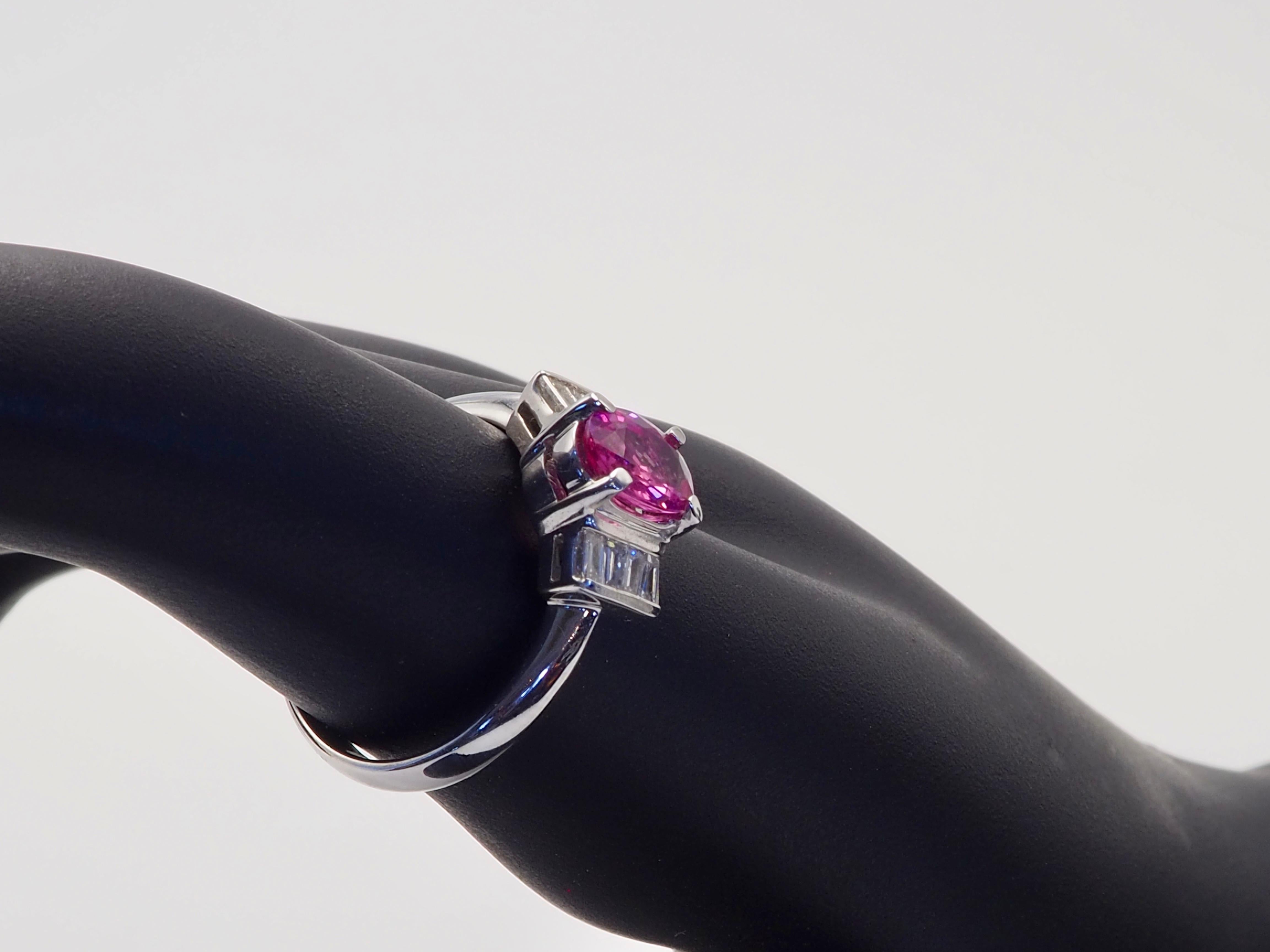 Bague fine en or blanc 18 carats 1,15 saphir rose ovale et 0,30 diamant en vente 3