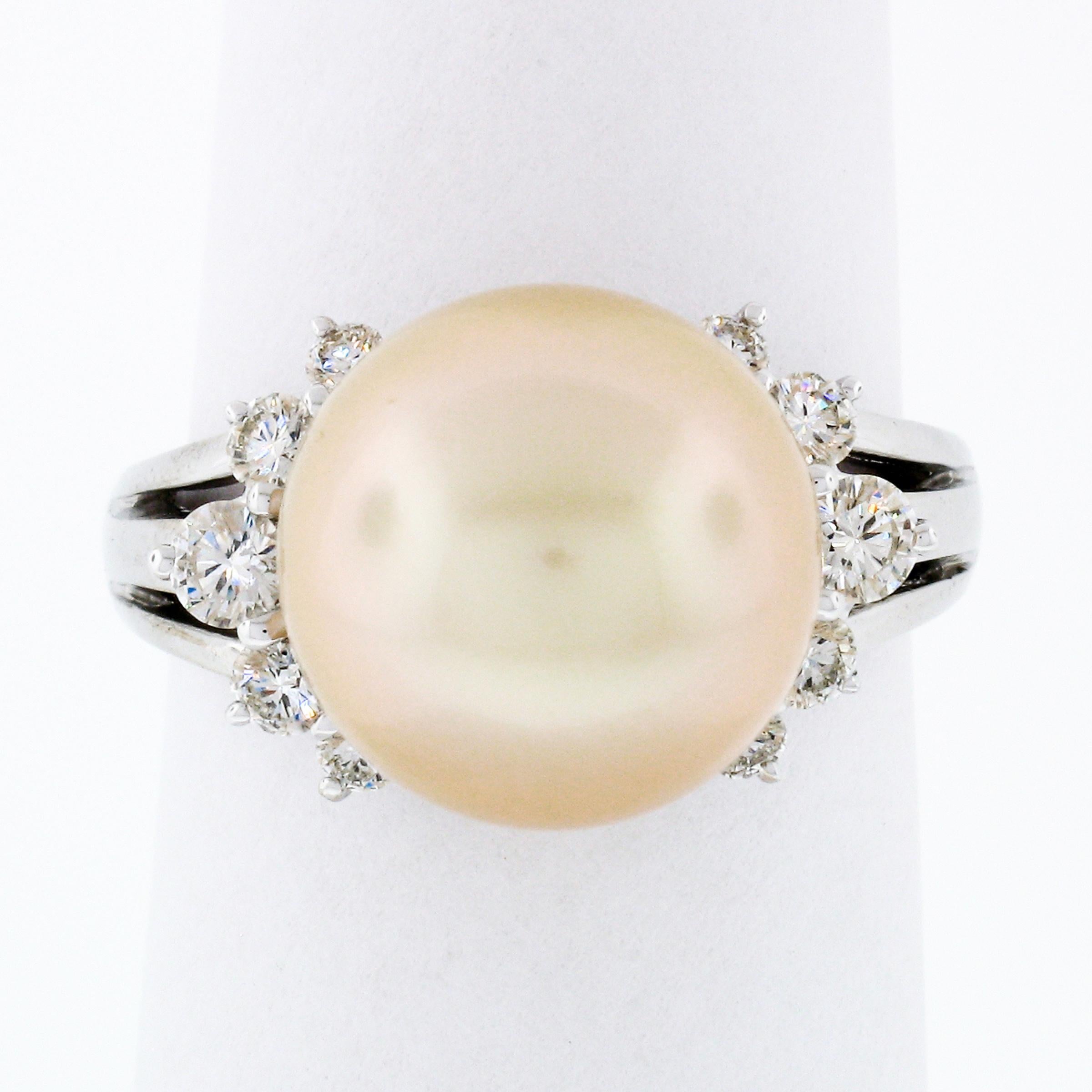 Cette magnifique bague solitaire en forme de perle est fabriquée en or blanc massif 18 carats et comporte 10 superbes accents en diamant sur les deux côtés. Cette perle fine présente une grande taille absolument attrayante et une couleur blanc doré