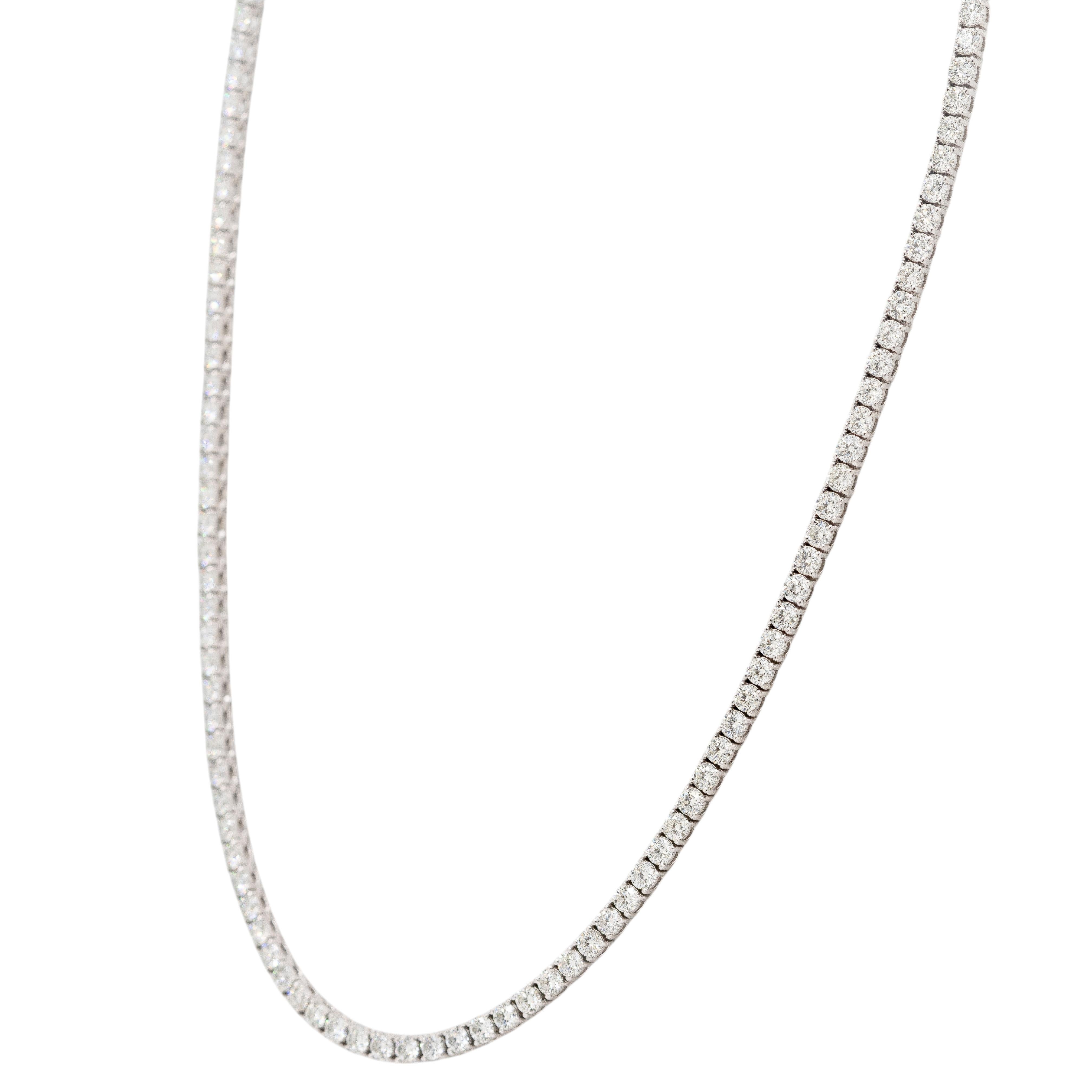 Cet élégant collier de tennis en or blanc 18 carats incarne parfaitement la sophistication et le luxe. Avec 11,77 carats de diamants ronds naturels de taille brillant, chaque pierre est sertie de façon experte pour rayonner d'une brillance et d'un