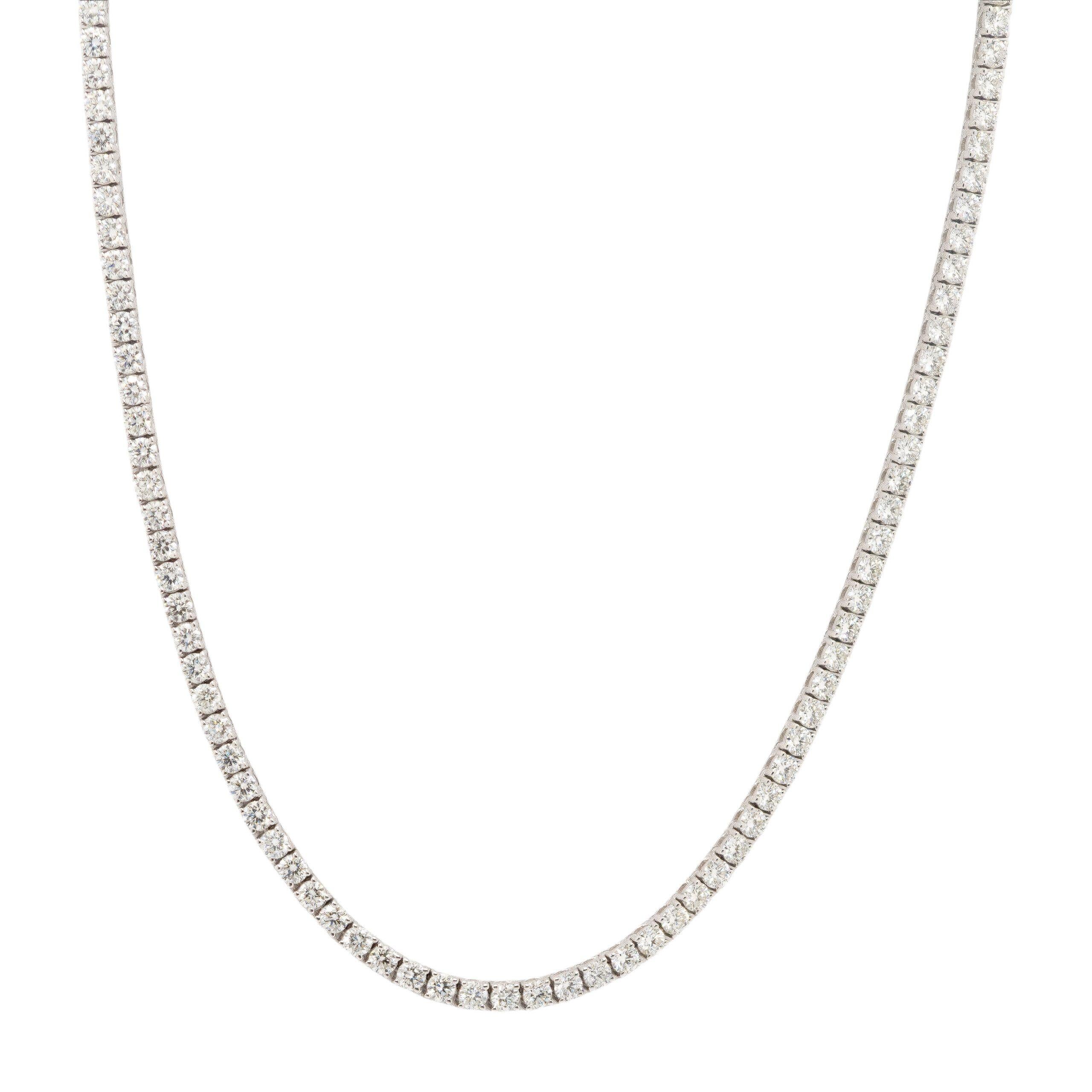 Este elegante collar tenis de oro blanco de 18 quilates es la encarnación perfecta de la sofisticación y el lujo. Con 11,77 quilates de diamantes brillantes redondos naturales, cada piedra está engastada por expertos para irradiar un brillo y un