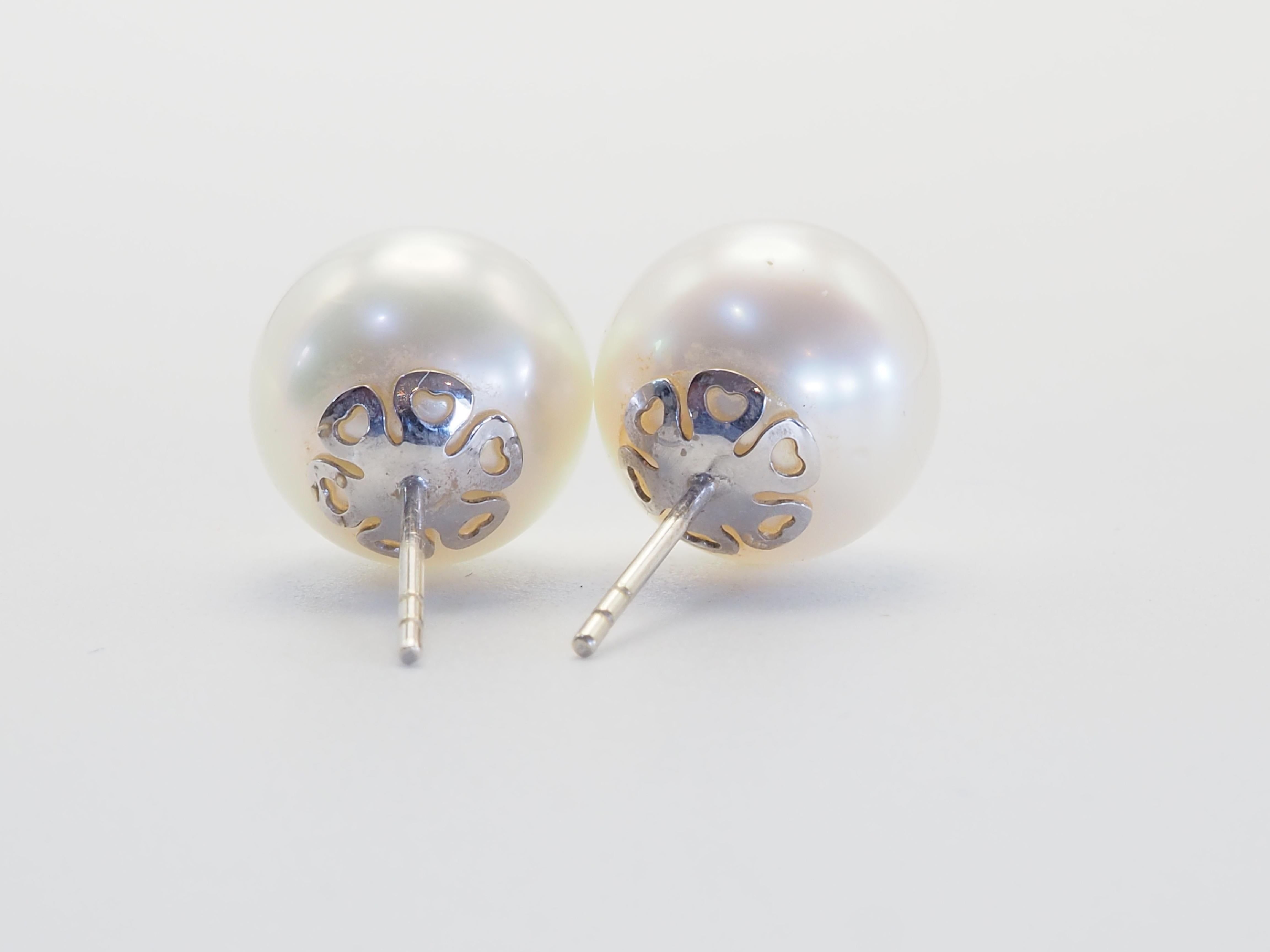 The South Sea pearl pair has very nice luster and has only little blemishes. They are a treat for eyes with decent size at 11.8-11.5mm each. The material the piece is made with 18K white gold with floral designs. Perfect people who love pearls and