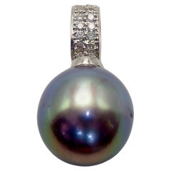 Pendentif en or blanc 18 carats, perle noire des mers du Sud de 12 x 13 mm et diamant 0,17