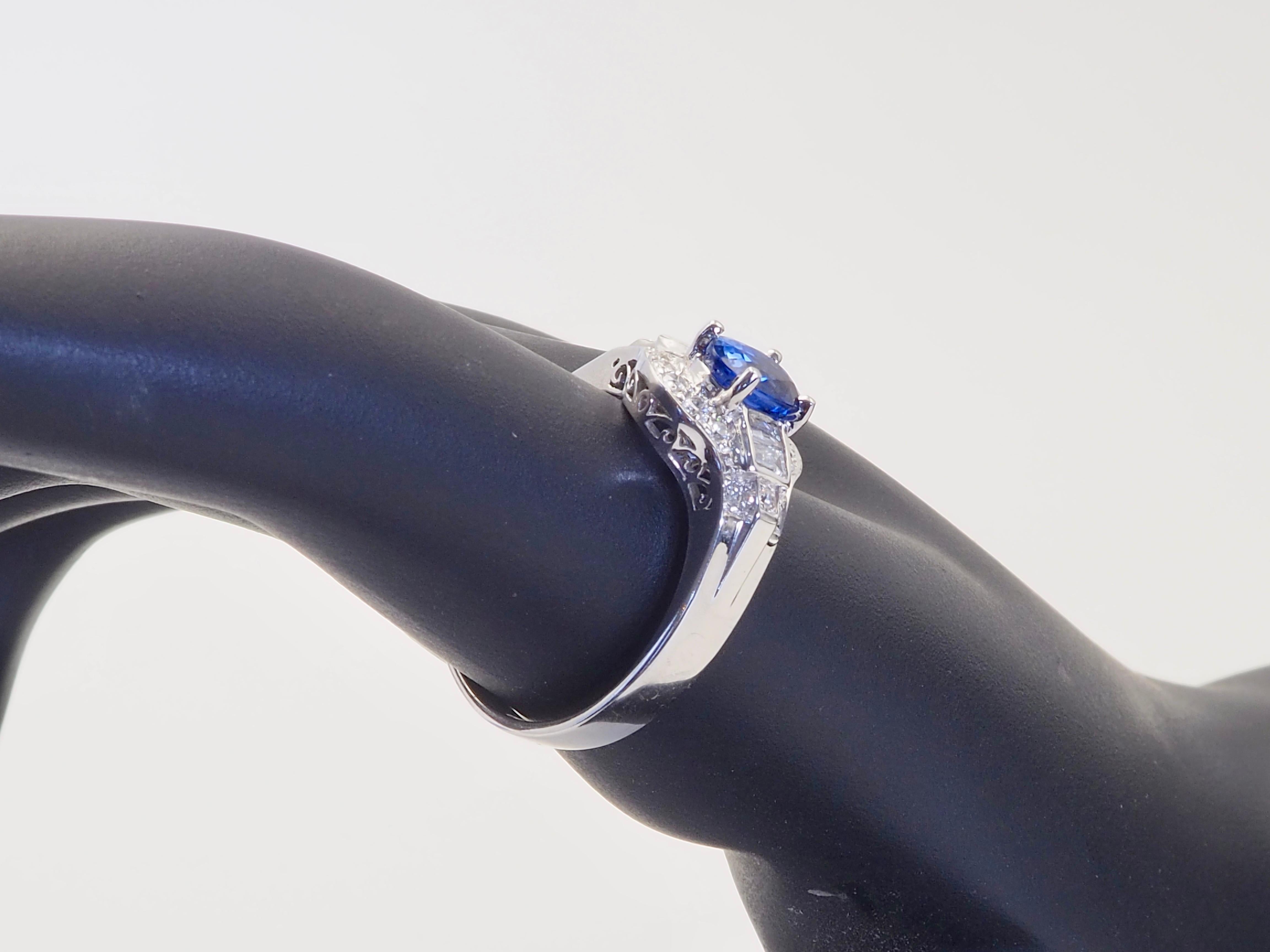 Anello in oro bianco 18 carati con zaffiro blu fiordaliso da 1,20 carati e diamante da 0,40 carati in vendita 5