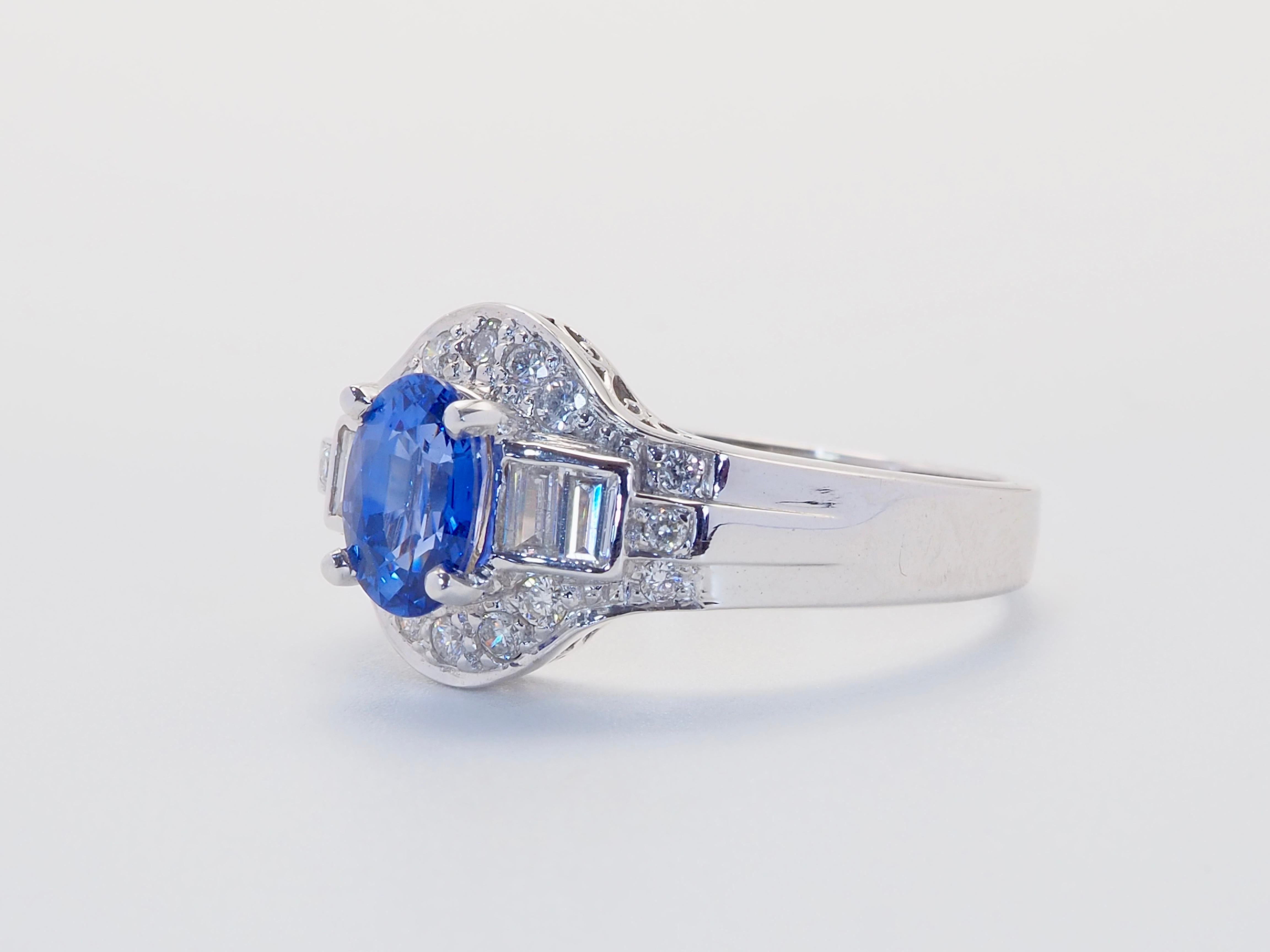 Luminosa celebrazione dell'eleganza e della rarit�à, questo raffinato anello presenta uno zaffiro ovale da 1,20 carati in una delicata tonalità blu fiordaliso-viola, una gemma eccezionale apprezzata per le sue sfumature romantiche e la sua