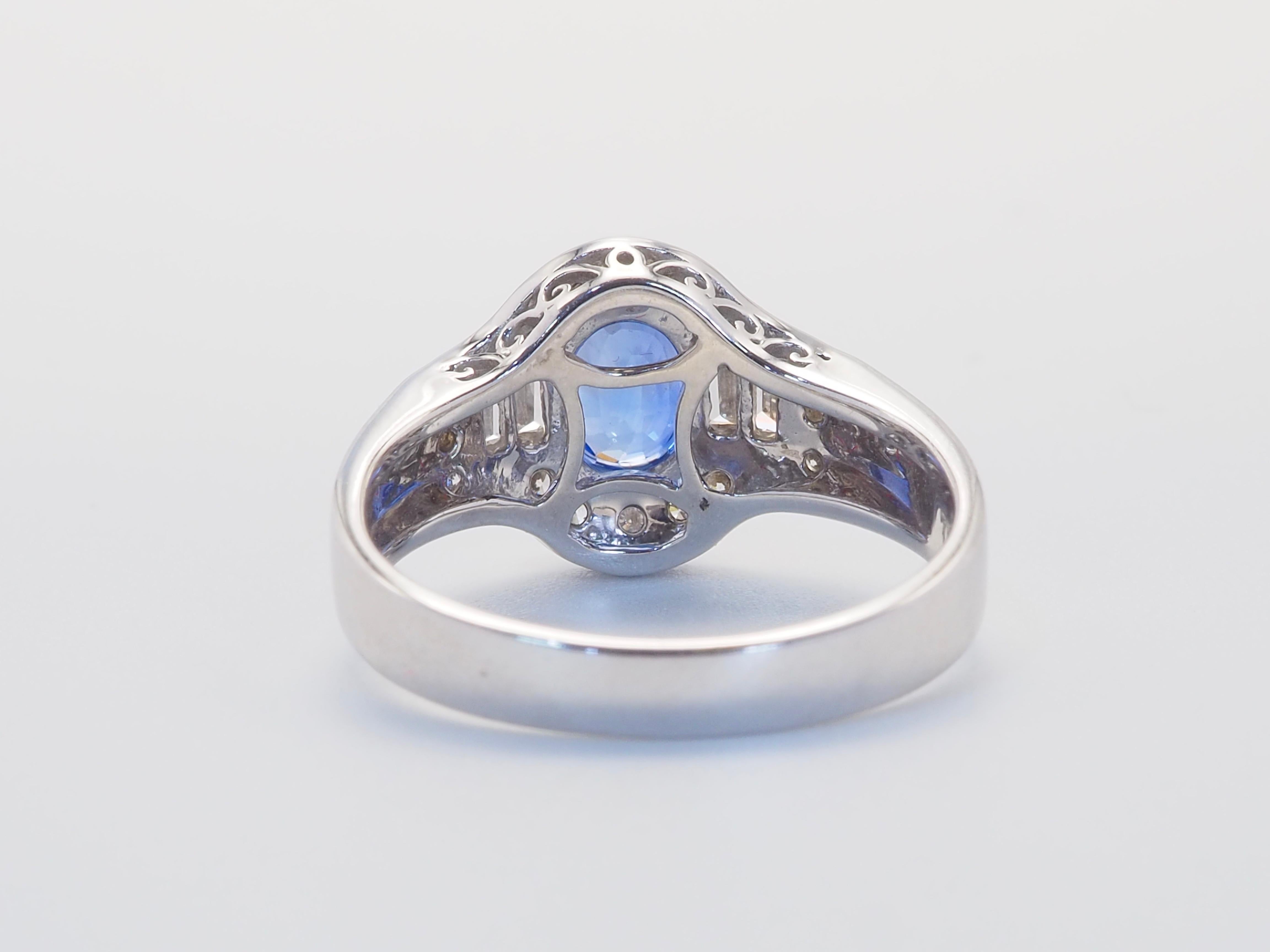 Taglio ovale Anello in oro bianco 18 carati con zaffiro blu fiordaliso da 1,20 carati e diamante da 0,40 carati in vendita