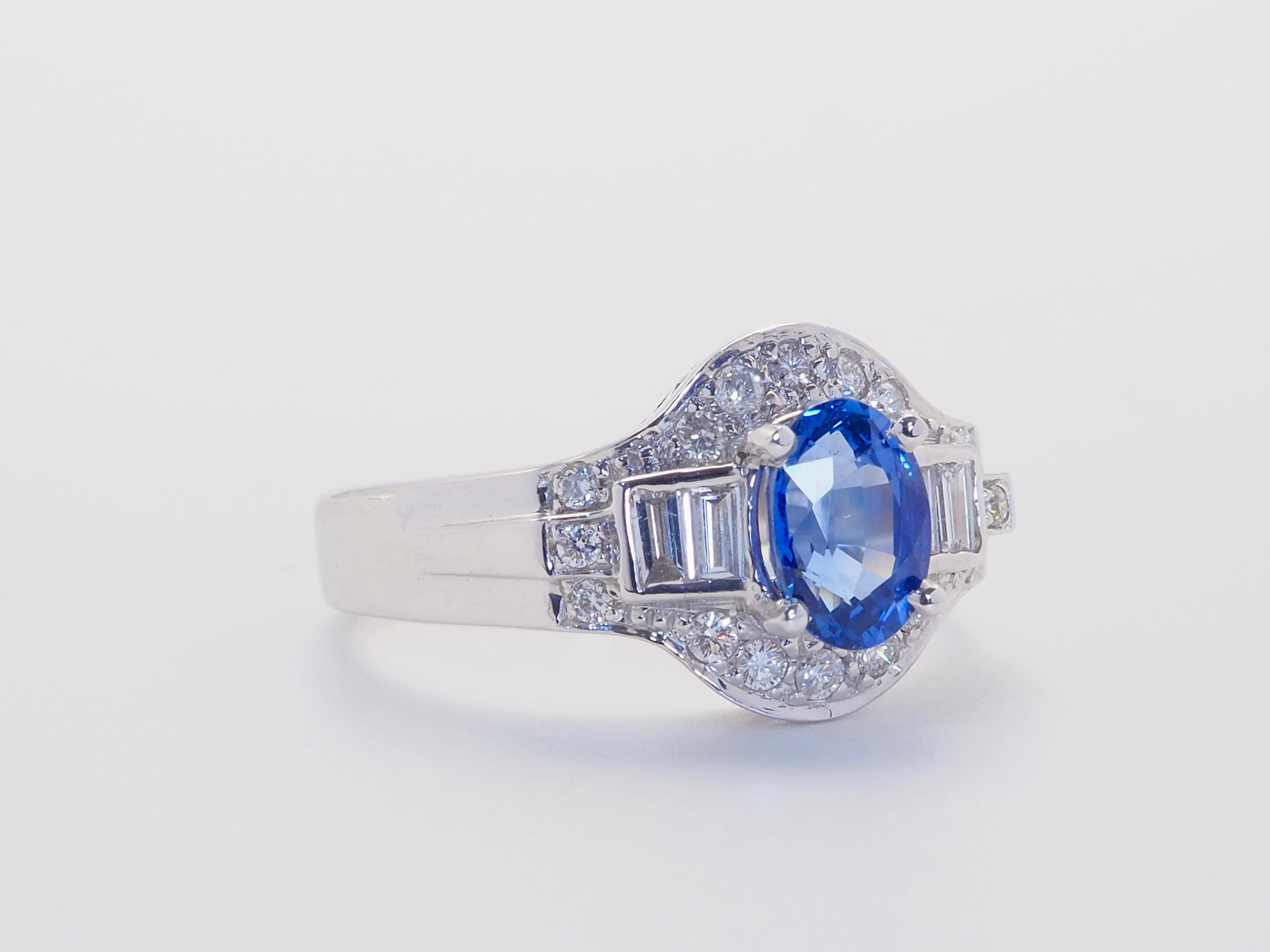 Anello in oro bianco 18 carati con zaffiro blu fiordaliso da 1,20 carati e diamante da 0,40 carati In condizioni Nuovo in vendita a เกาะสมุย, TH