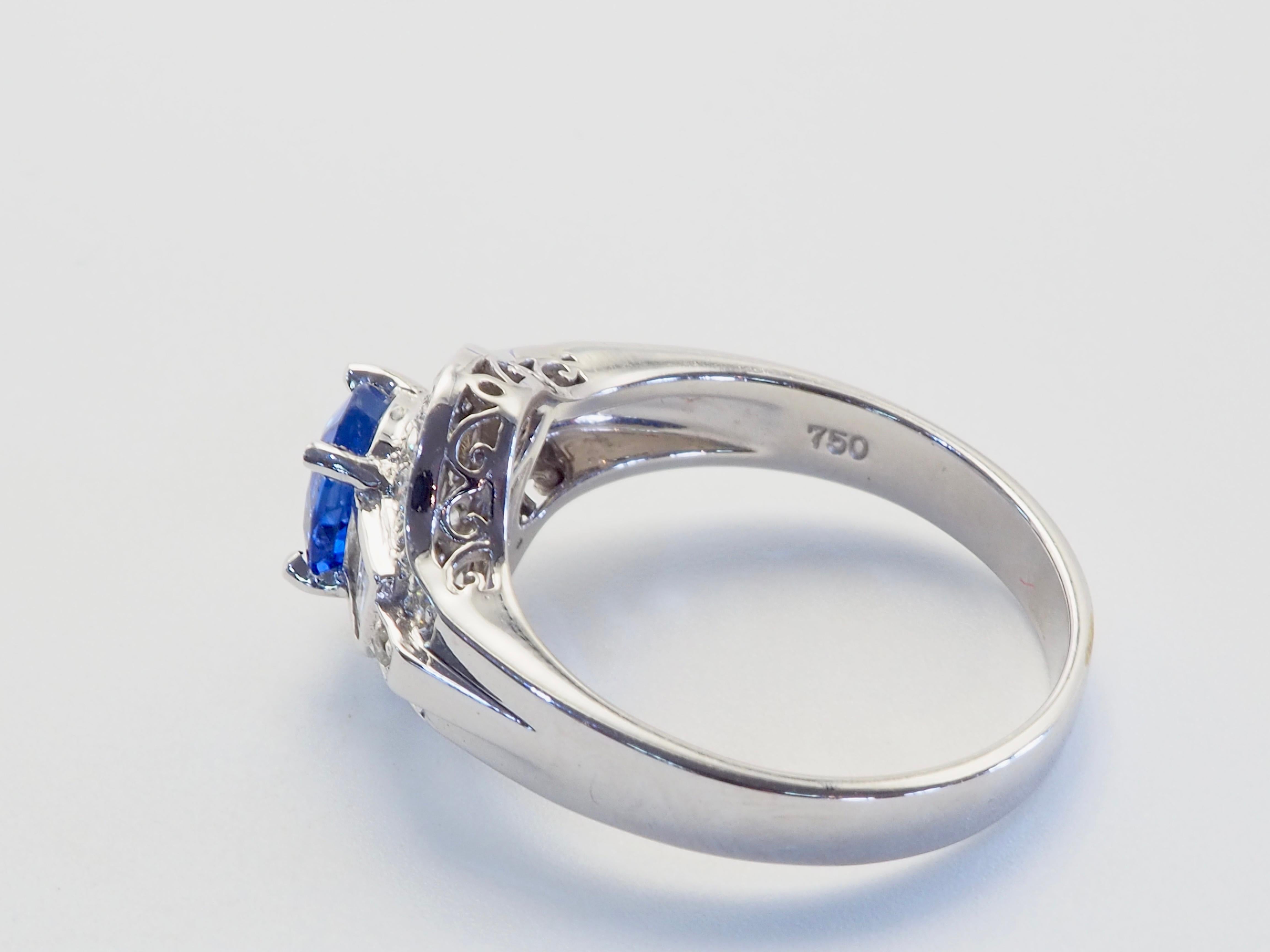 Anello in oro bianco 18 carati con zaffiro blu fiordaliso da 1,20 carati e diamante da 0,40 carati in vendita 1