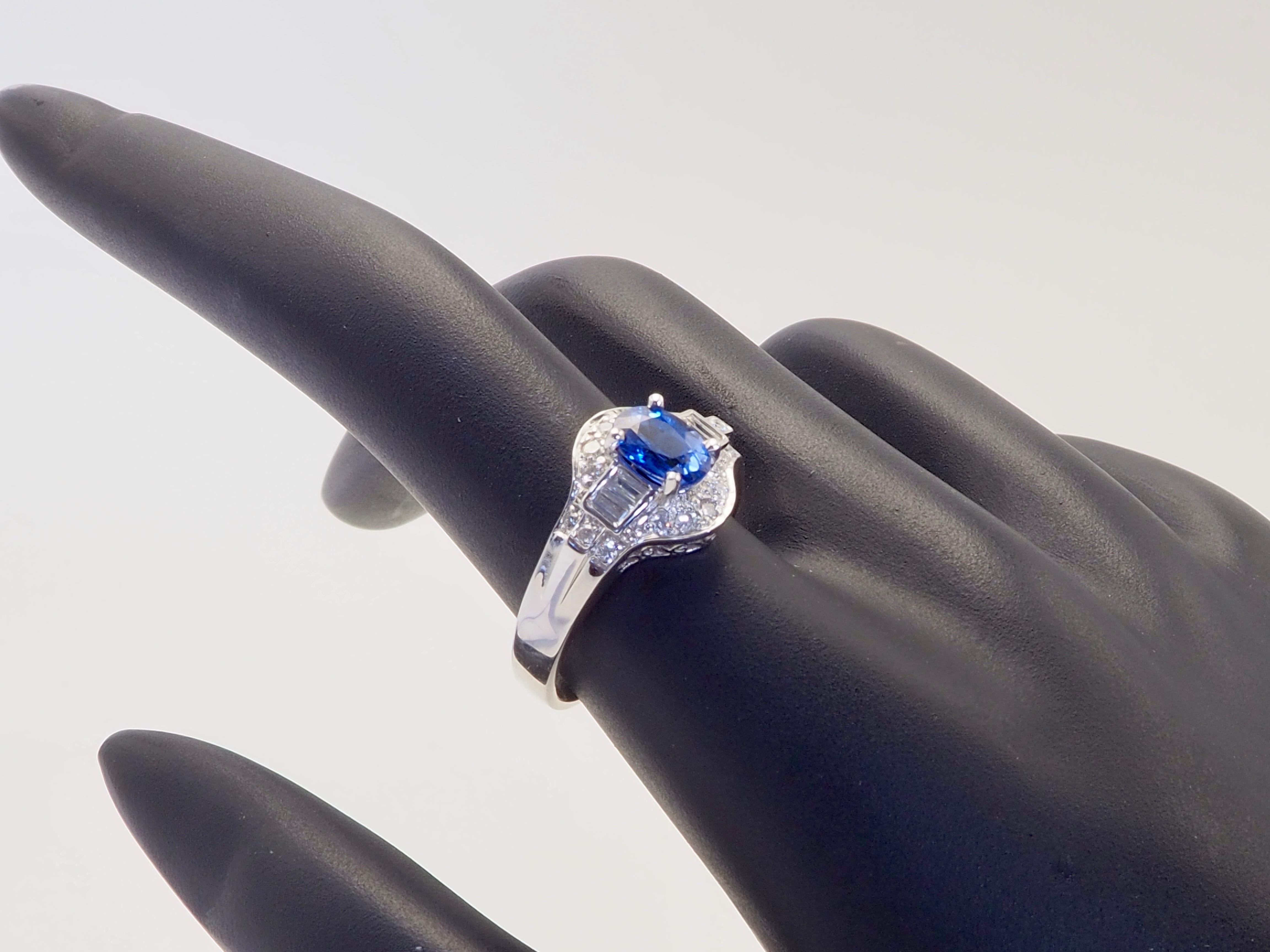 Anello in oro bianco 18 carati con zaffiro blu fiordaliso da 1,20 carati e diamante da 0,40 carati in vendita 2