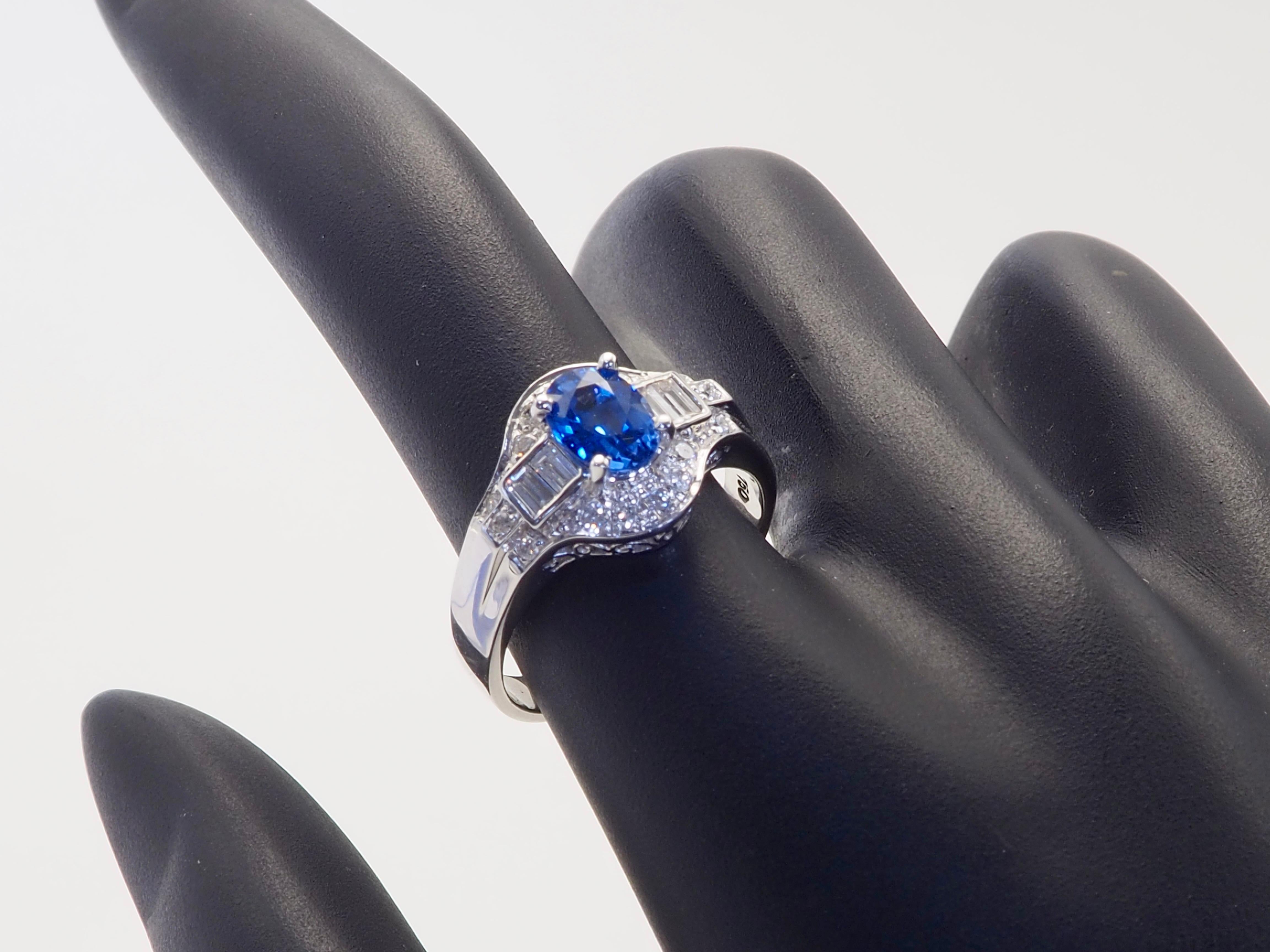 Anello in oro bianco 18 carati con zaffiro blu fiordaliso da 1,20 carati e diamante da 0,40 carati in vendita 3