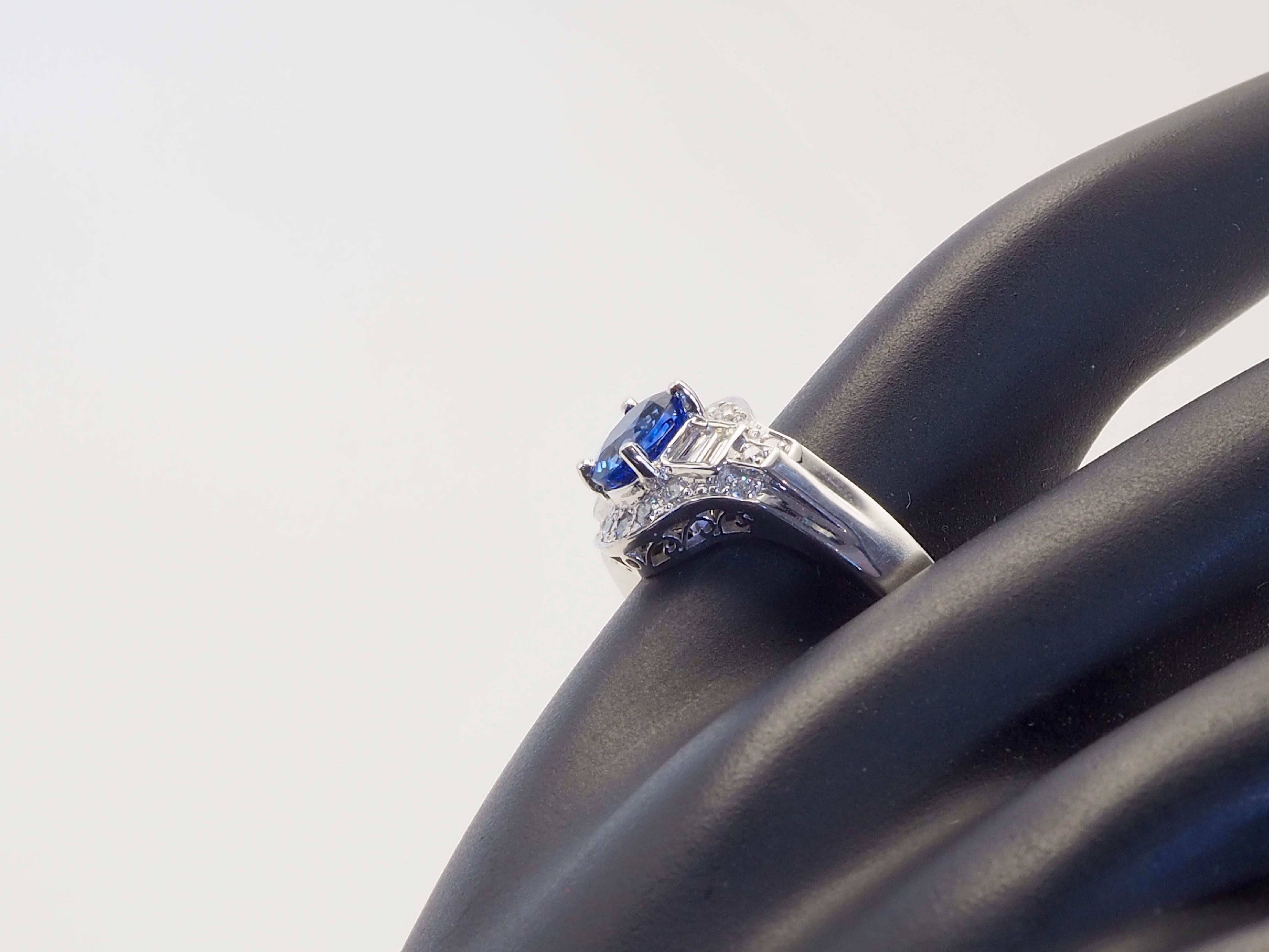 Anello in oro bianco 18 carati con zaffiro blu fiordaliso da 1,20 carati e diamante da 0,40 carati in vendita 4