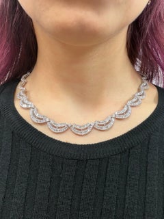 Collana girocollo in oro bianco 18K con diamanti taglio baguette 12,15