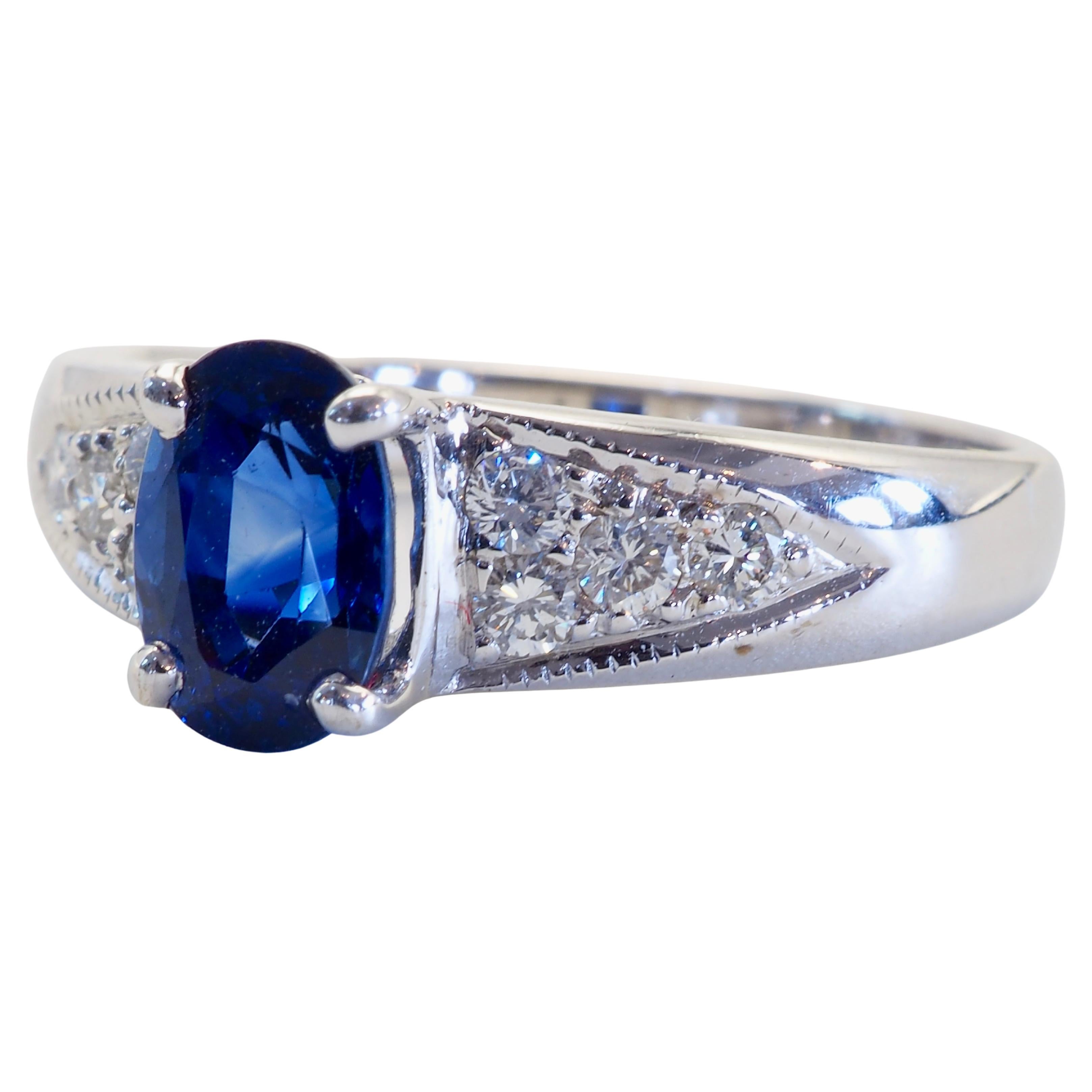 Bague à large bande munie d'un saphir bleu ovale ardent de bonne saturation et de diamants étincelants. Parfait pour être porté tous les jours. Pour ceux qui aiment les pierres précieuses bleues.

Détails du produit :

Métal : or massif 18k
Couleur