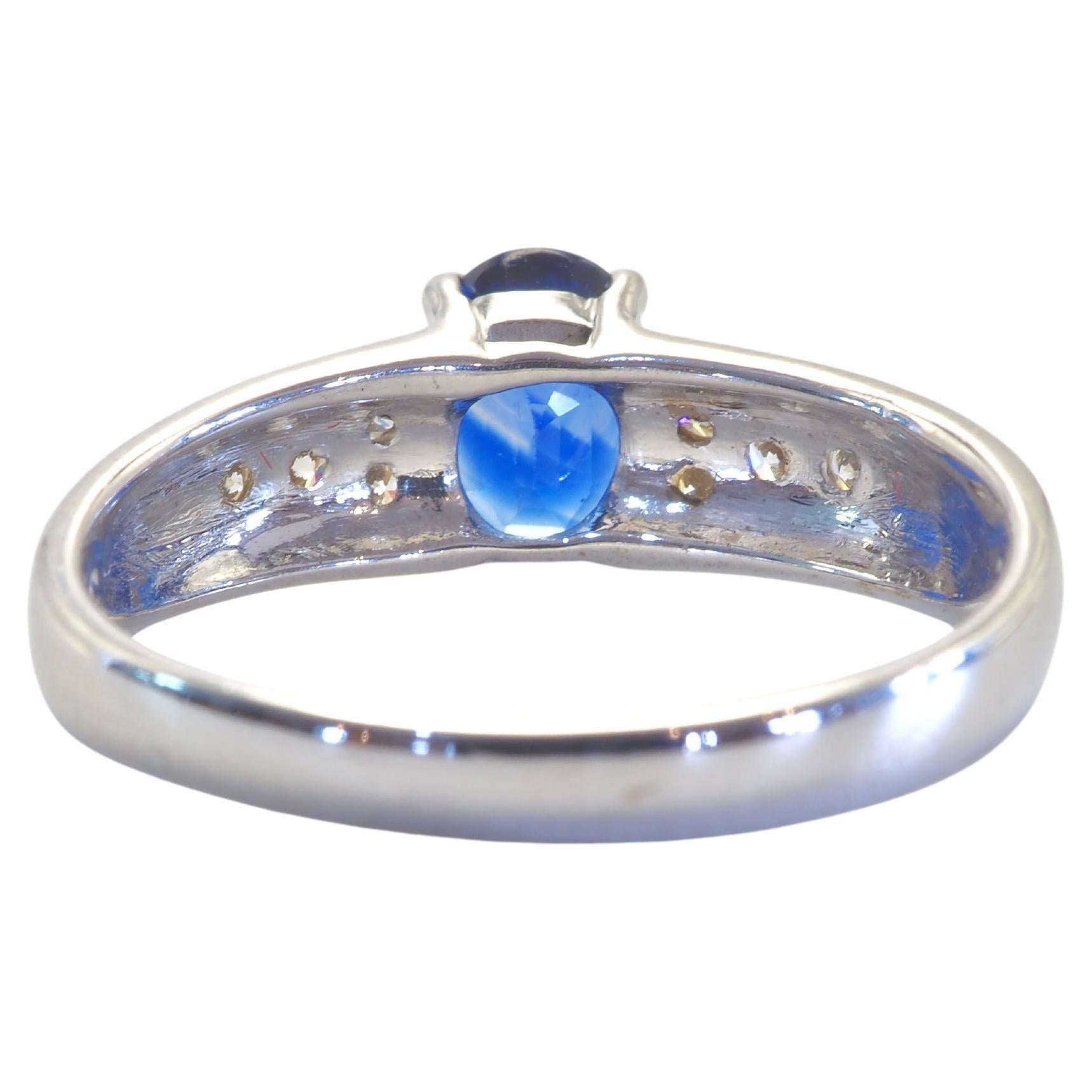 Taille ovale Bague fine en or blanc 18 carats avec saphir bleu de 1,21 carat et diamant de 0,20 carat