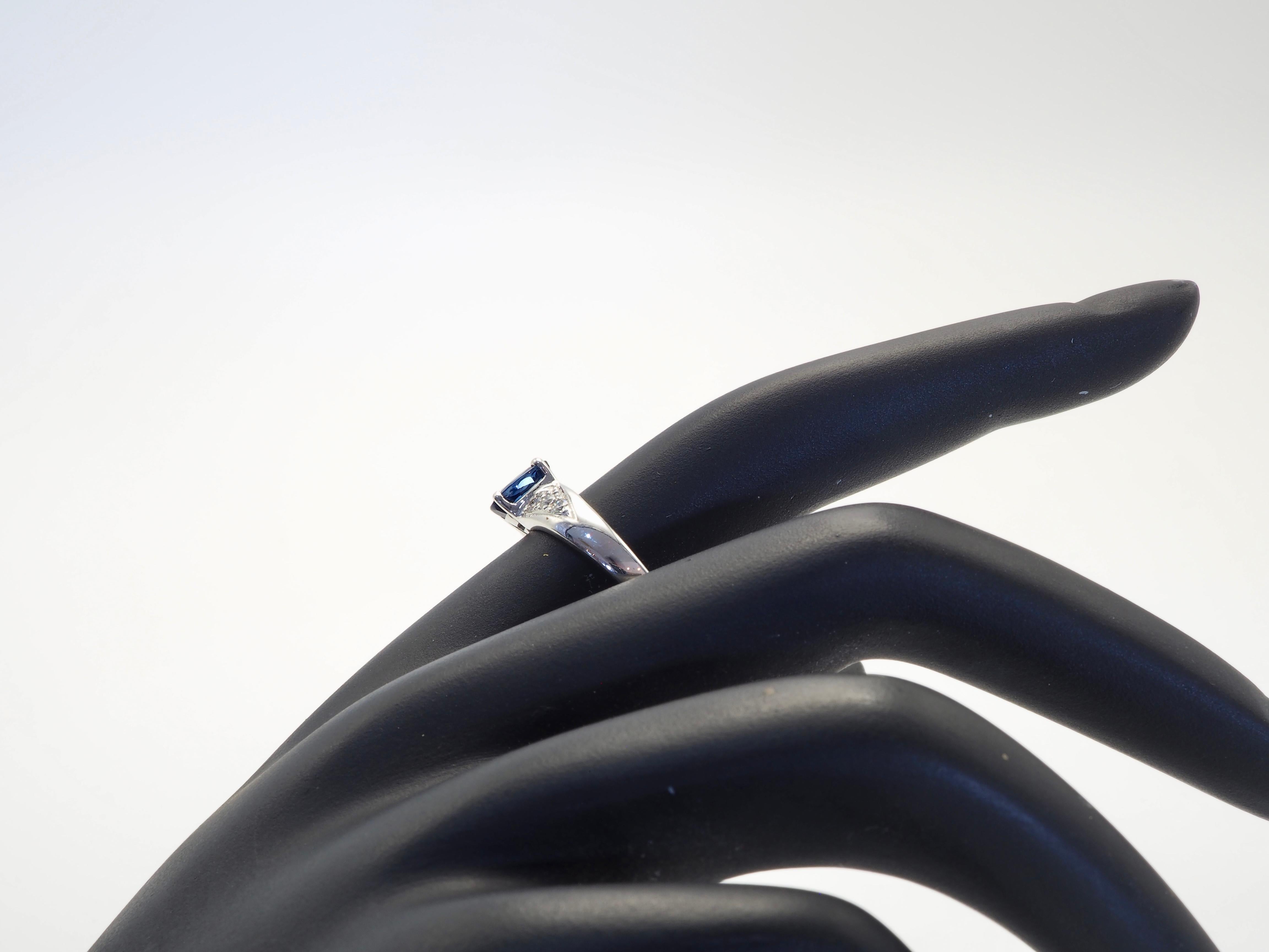 Bague fine en or blanc 18 carats avec saphir bleu de 1,21 carat et diamant de 0,20 carat 1