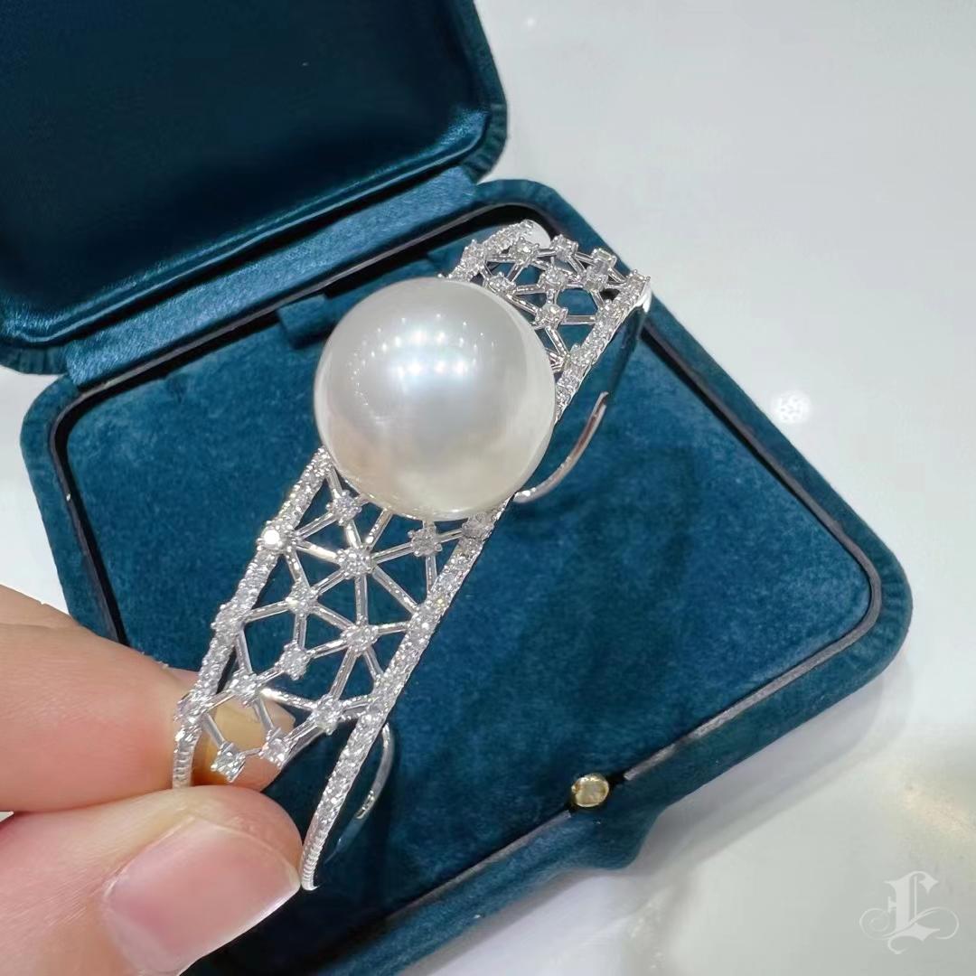 【Sculpted Geometry】Starlace Aurora South Sea Pearl & Diamond Open Cuff Bracelet en Nuevo estado para la venta en New York, NY