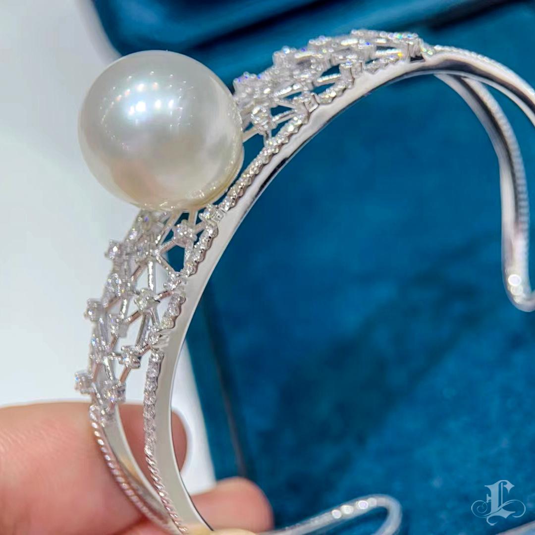 De las mujeres 【Sculpted Geometry】Starlace Aurora South Sea Pearl & Diamond Open Cuff Bracelet en venta
