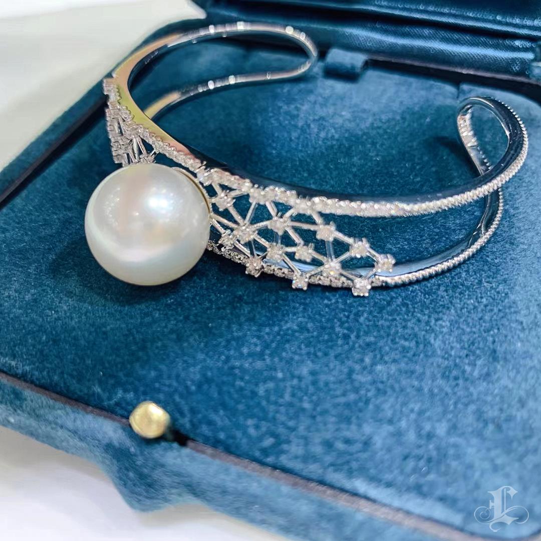 【Sculpted Geometry】Starlace Aurora South Sea Pearl & Diamond Open Cuff Bracelet en venta 1