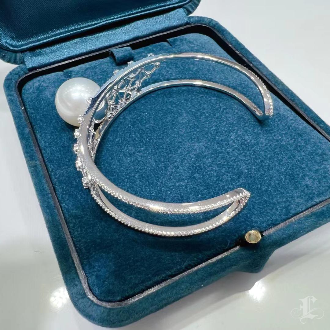 【Sculpted Geometry】Starlace Aurora South Sea Pearl & Diamond Open Cuff Bracelet en venta 2