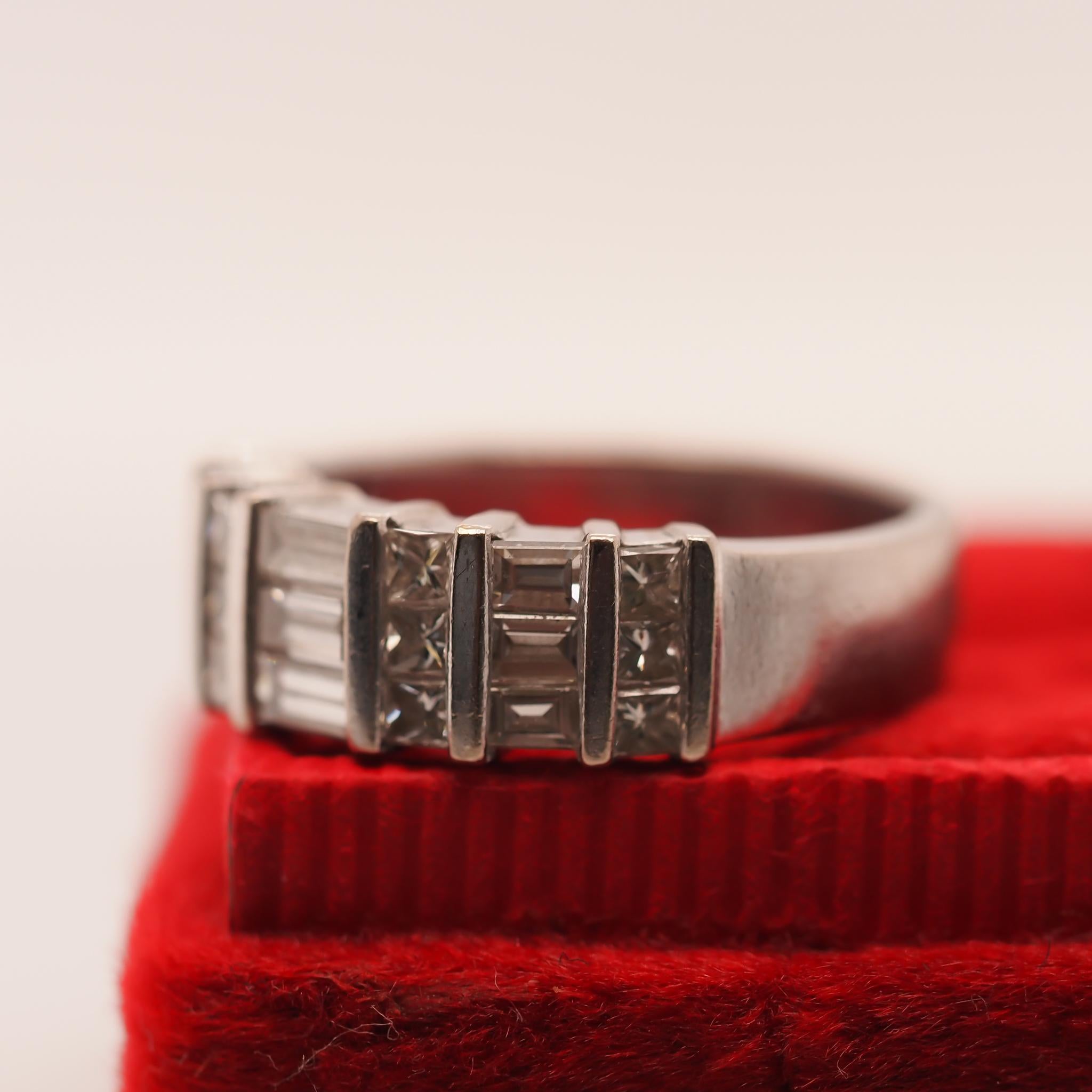 18K White Gold 1.22ct Round and Baguette Diamond Ring For Sale 5
