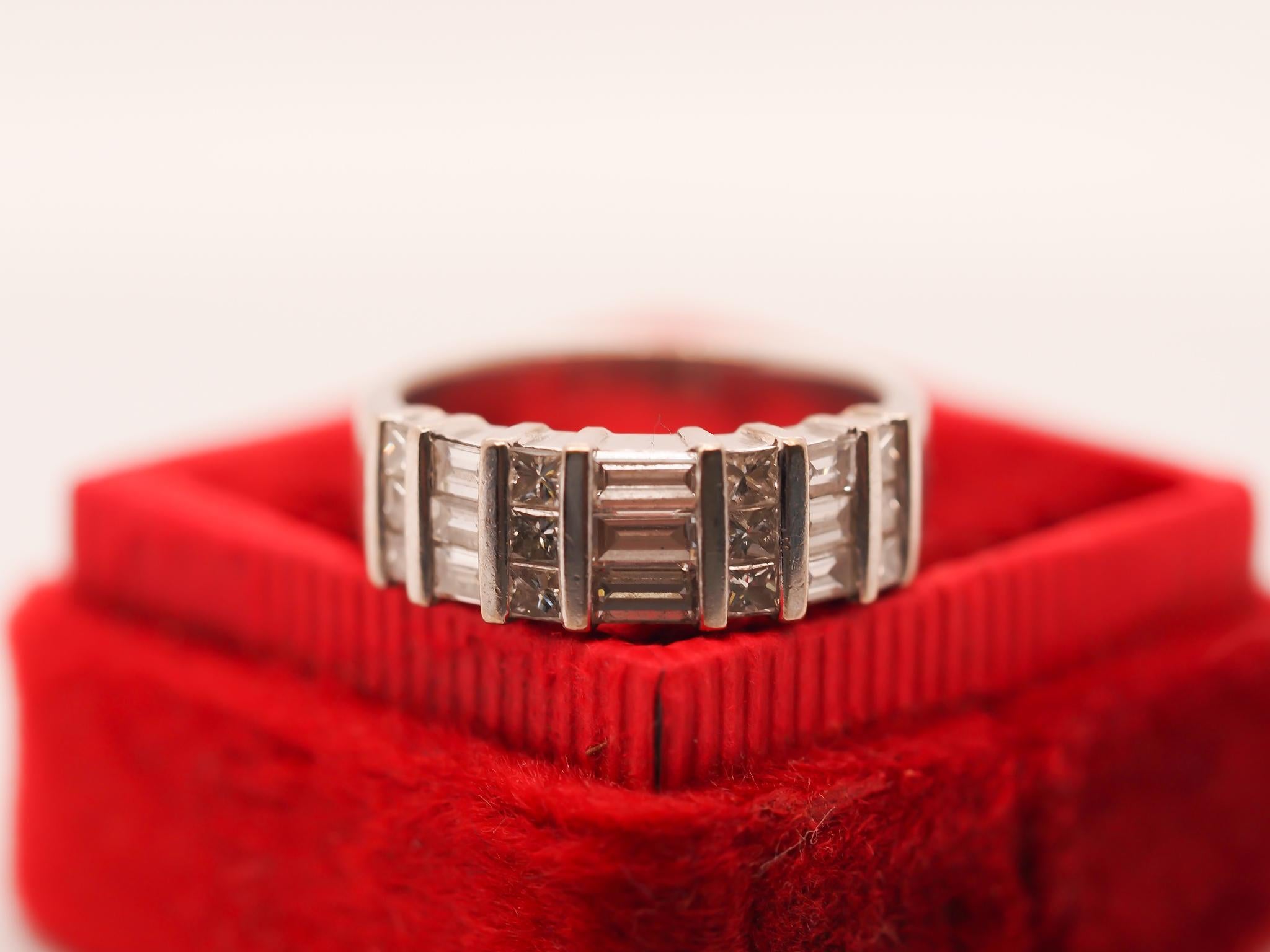 18K White Gold 1.22ct Round and Baguette Diamond Ring For Sale 6