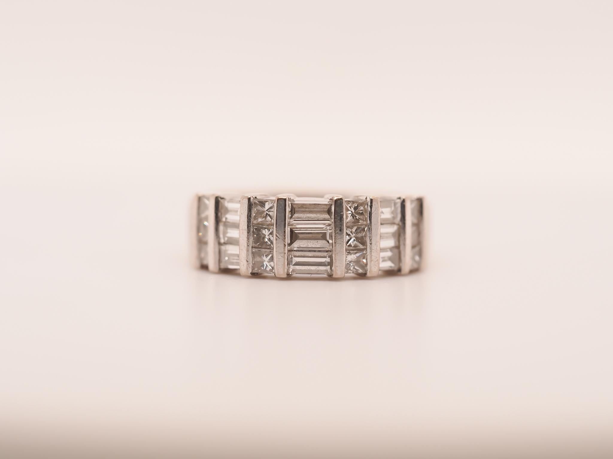 18K White Gold 1.22ct Round and Baguette Diamond Ring For Sale 7
