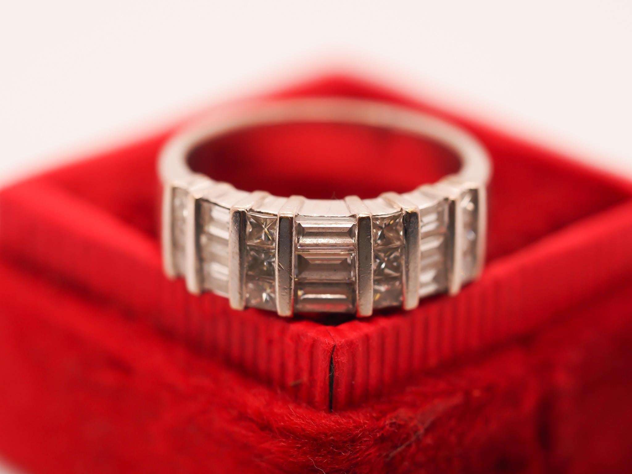 Year: 2000s
Item Details:
Ring Size: 6.5 (Sizable)
Metal Type: 18K White Gold [Hallmarked, and Tested]
Weight: 8.1 grams
Diamond Details: 1.22ct (stamped on inner shank), F Color, VS Clarity, Round Brilliant and Baguette (natural diamonds)
Band