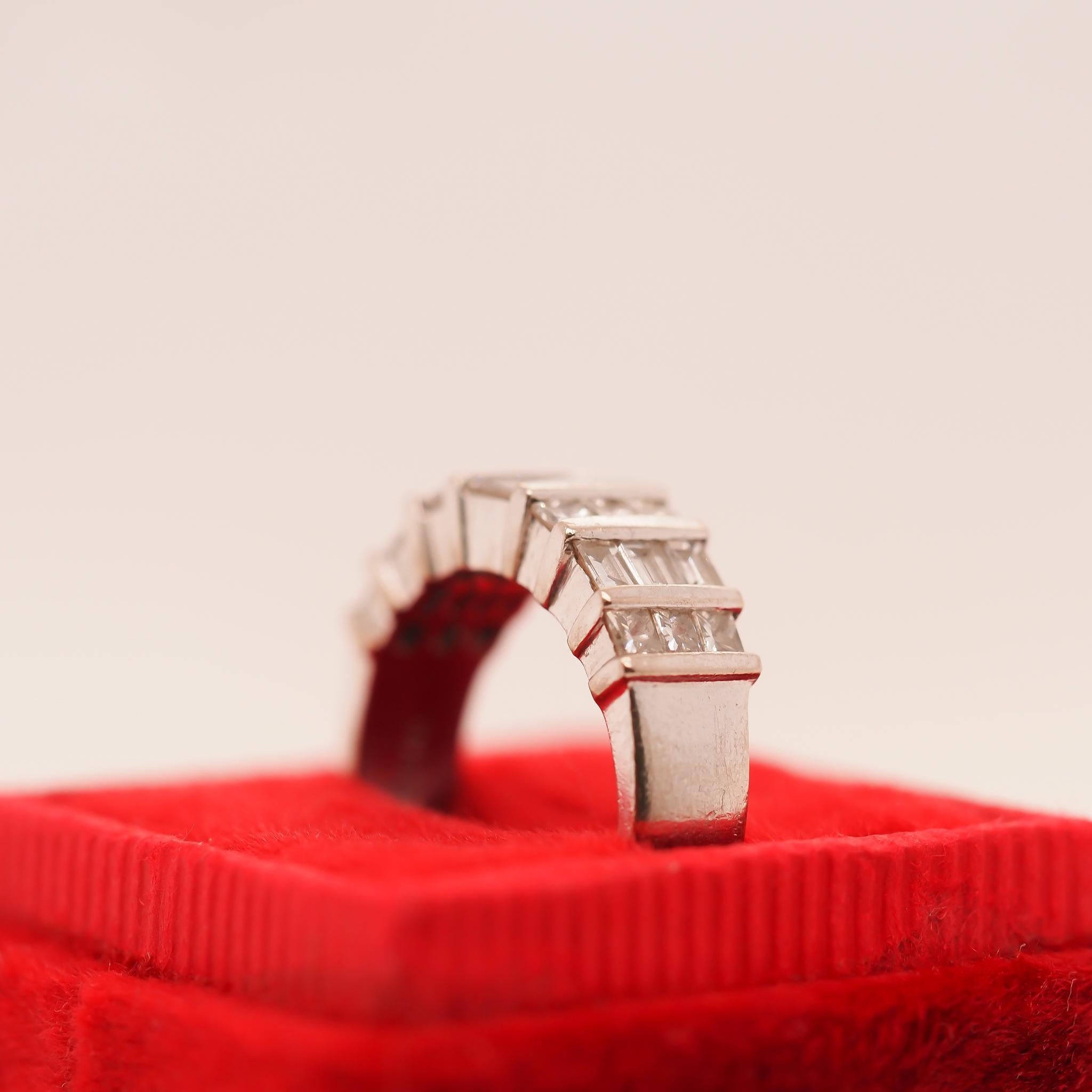18K White Gold 1.22ct Round and Baguette Diamond Ring In Excellent Condition For Sale In Hicksville, NY