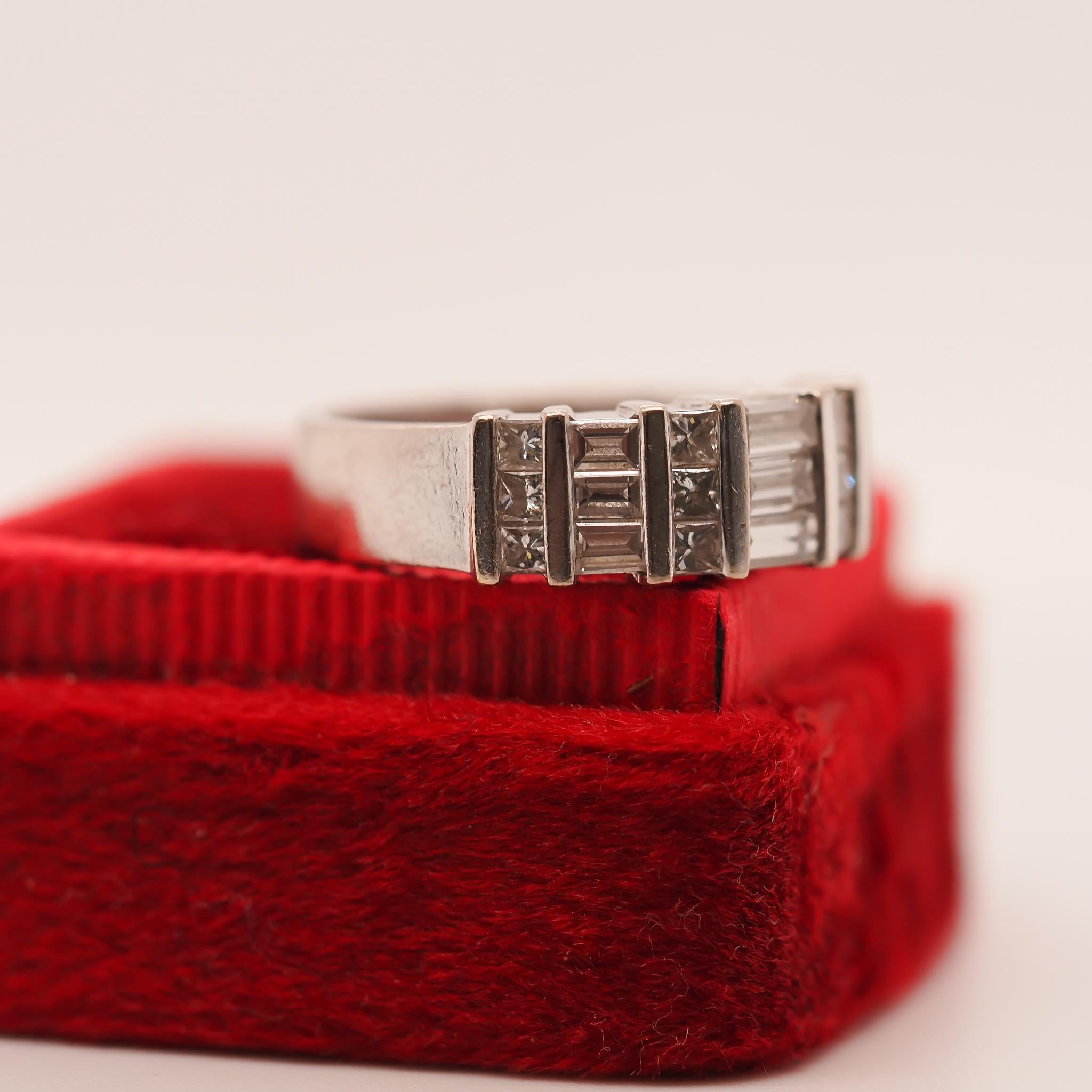 18K White Gold 1.22ct Round and Baguette Diamond Ring For Sale 1