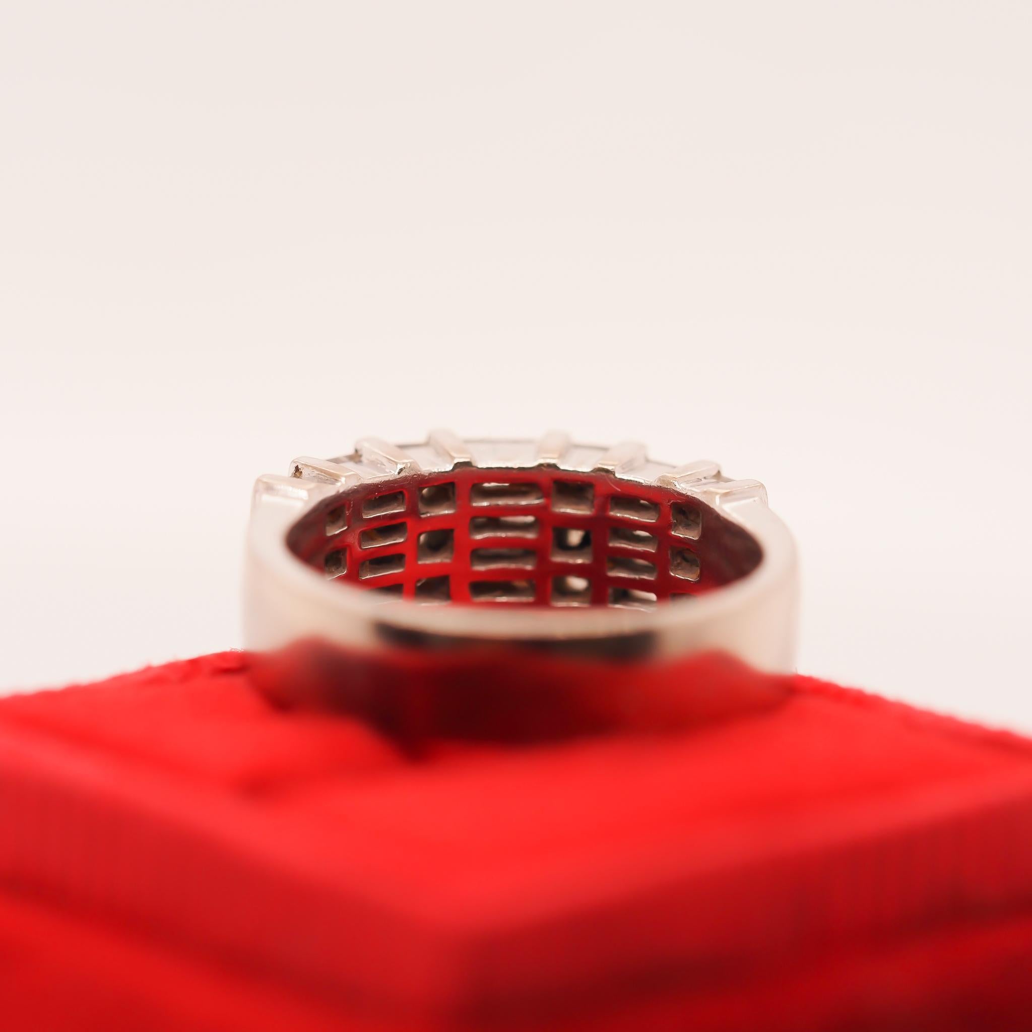 18K White Gold 1.22ct Round and Baguette Diamond Ring For Sale 2
