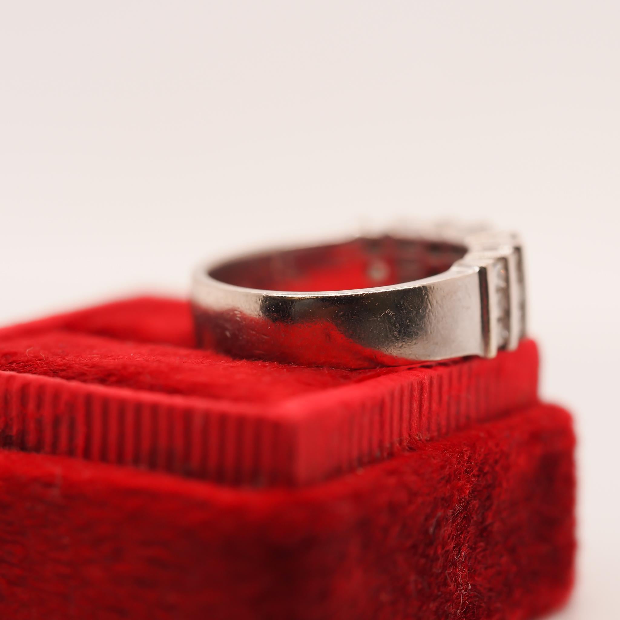 18K White Gold 1.22ct Round and Baguette Diamond Ring For Sale 3