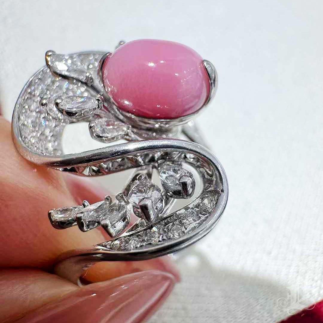 【Conchéa】Whispering Bloom Conch Pearl & Diamond Ring — 2.6ct In New Condition For Sale In New York, NY